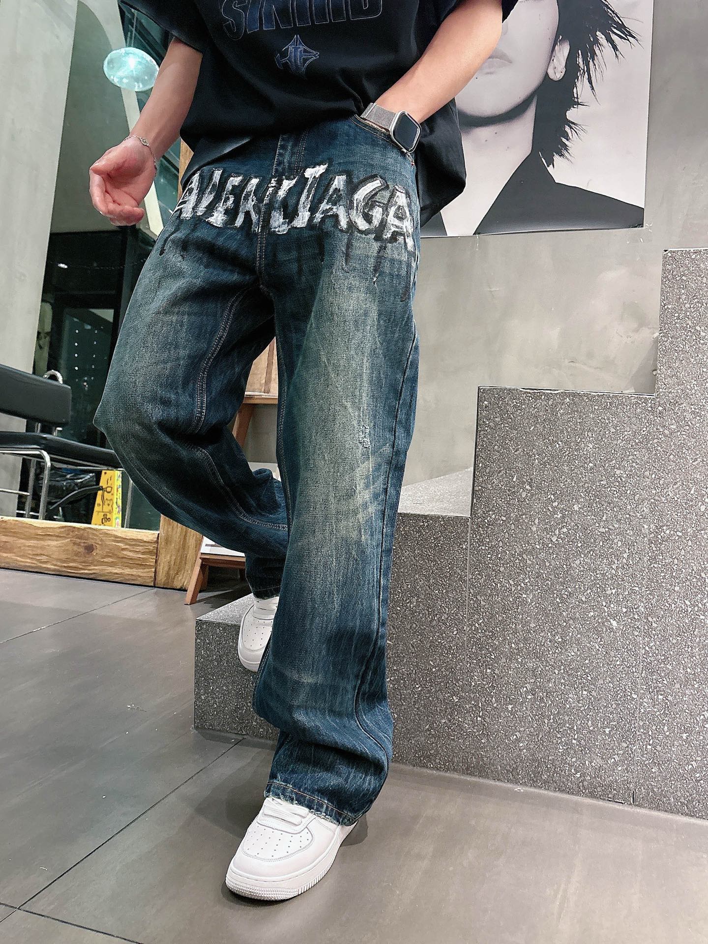 Balenciaga一比一男士牛仔長褲背面塗鴉字母設計街頭寬鬆款| 7 Balenciaga一比一男士牛仔長褲背面塗鴉字母設計街頭寬鬆款