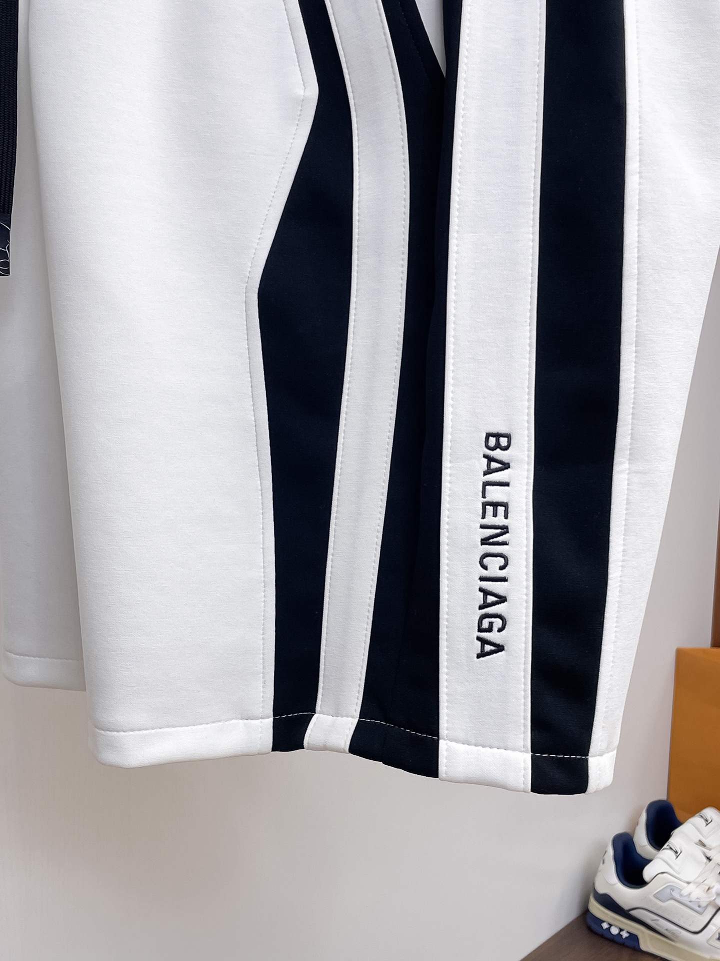 Balenciaga A貨男士運動短褲雙色側條設計休閒百搭款白色| 12 Balenciaga A貨男士運動短褲雙色側條設計休閒百搭款白色
