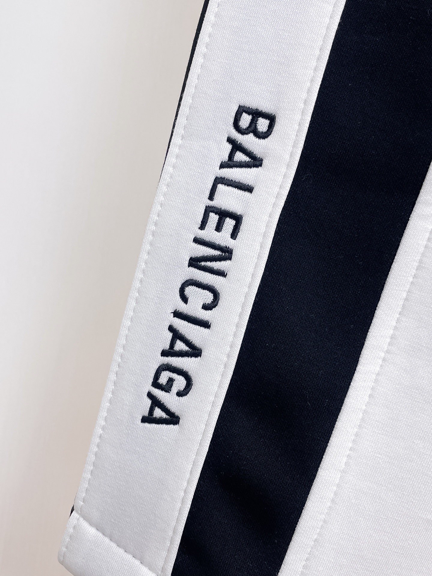 Balenciaga A貨男士運動短褲雙色側條設計休閒百搭款白色| 11 Balenciaga A貨男士運動短褲雙色側條設計休閒百搭款白色