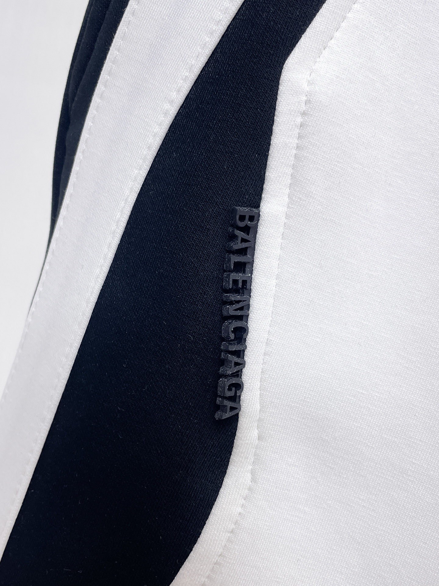 Balenciaga A貨男士運動短褲雙色側條設計休閒百搭款白色| 10 Balenciaga A貨男士運動短褲雙色側條設計休閒百搭款白色