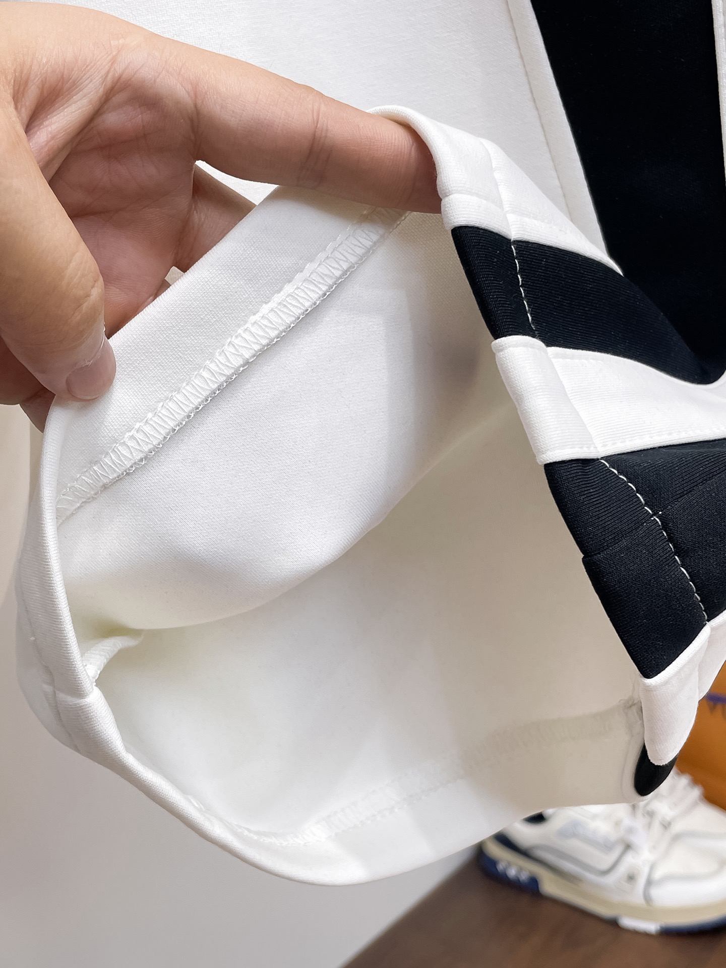 Balenciaga A貨男士運動短褲雙色側條設計休閒百搭款白色| 7 Balenciaga A貨男士運動短褲雙色側條設計休閒百搭款白色