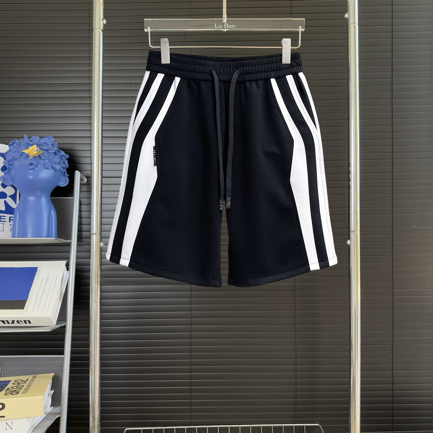 Balenciaga一比一男士運動短褲雙色側條設計休閒寬鬆款黑色| 3 Balenciaga一比一男士運動短褲雙色側條設計休閒寬鬆款黑色