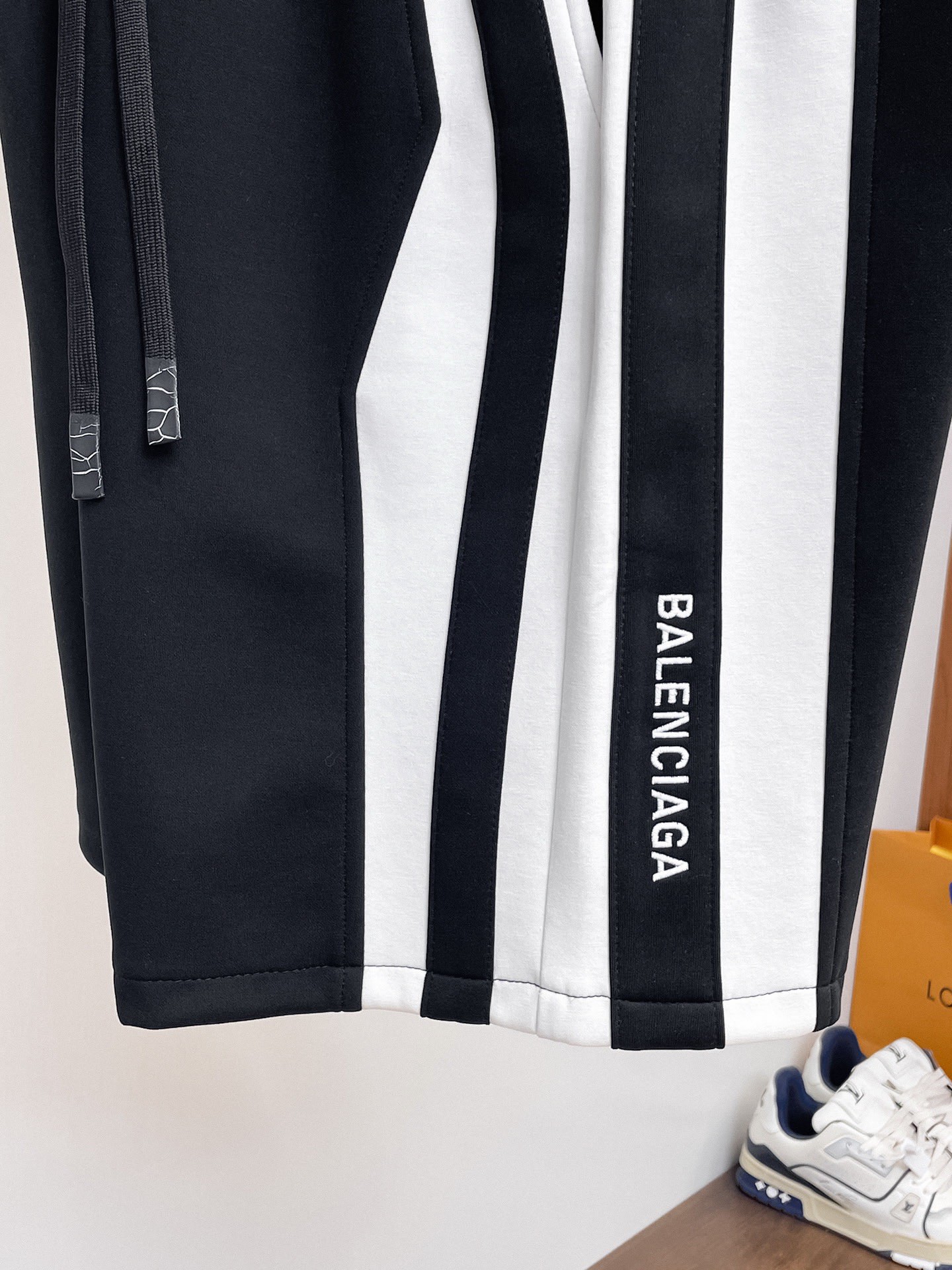 Balenciaga一比一男士運動短褲雙色側條設計休閒寬鬆款黑色