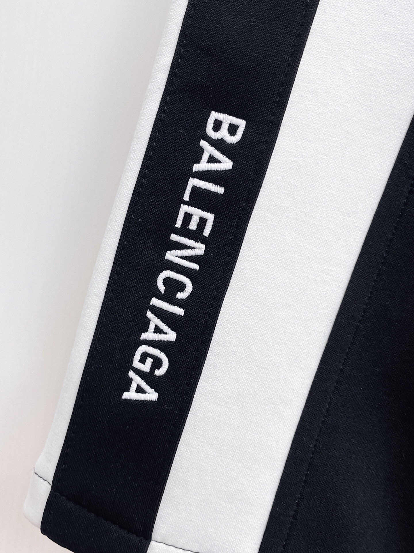 Balenciaga一比一男士運動短褲雙色側條設計休閒寬鬆款黑色