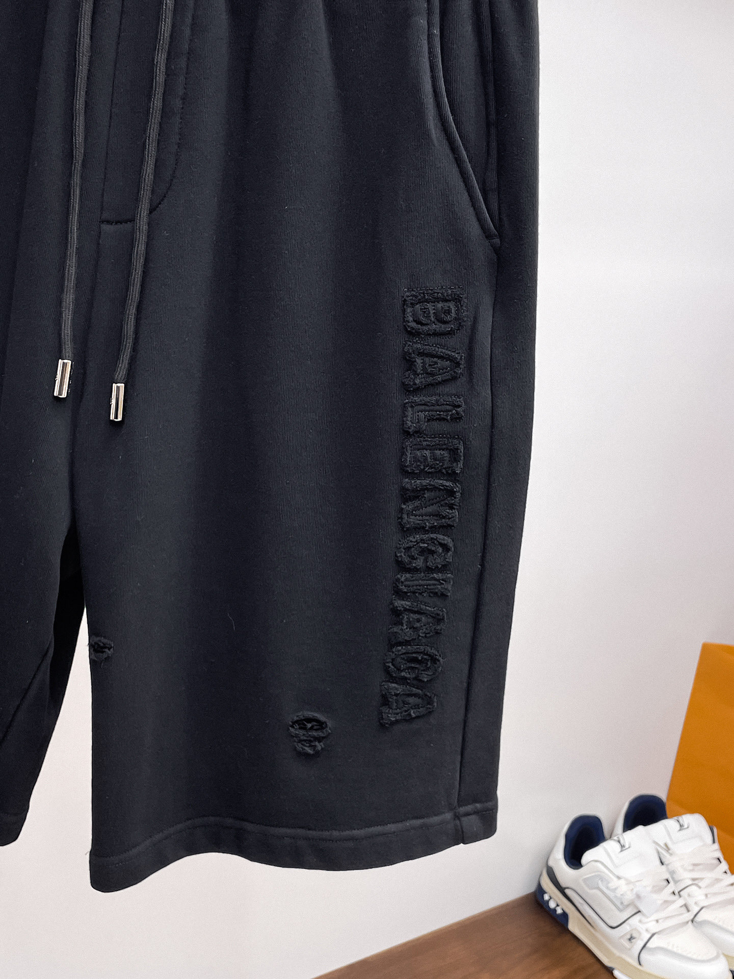 Balenciaga高仿男士運動短褲寬鬆抽繩設計黑色休閒五分褲百搭款| 12 Balenciaga高仿男士運動短褲寬鬆抽繩設計黑色休閒五分褲百搭款