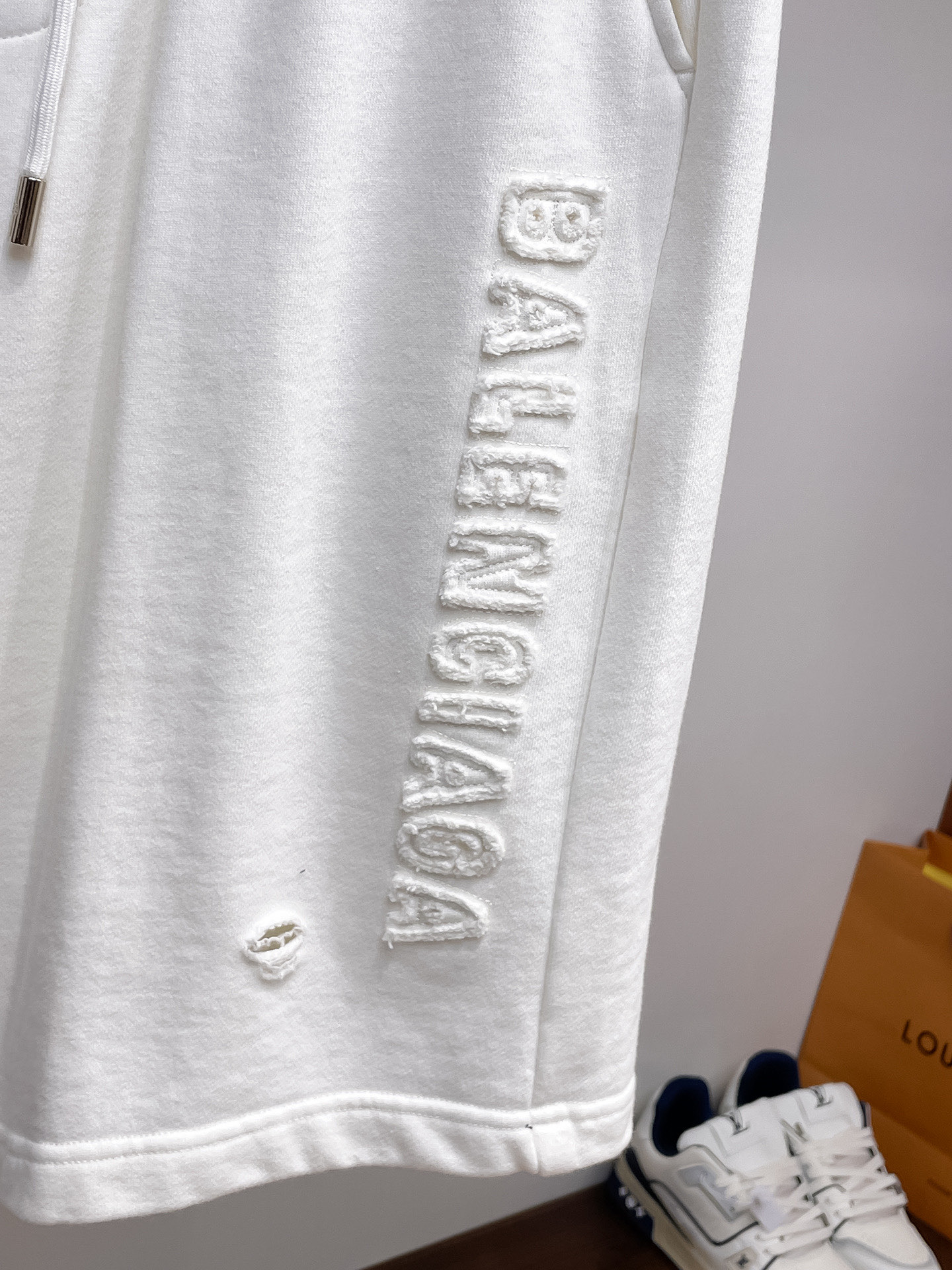 Balenciaga A貨男士運動短褲純白破壞設計寬鬆休閒五分褲夏季款| 12 Balenciaga A貨男士運動短褲純白破壞設計寬鬆休閒五分褲夏季款
