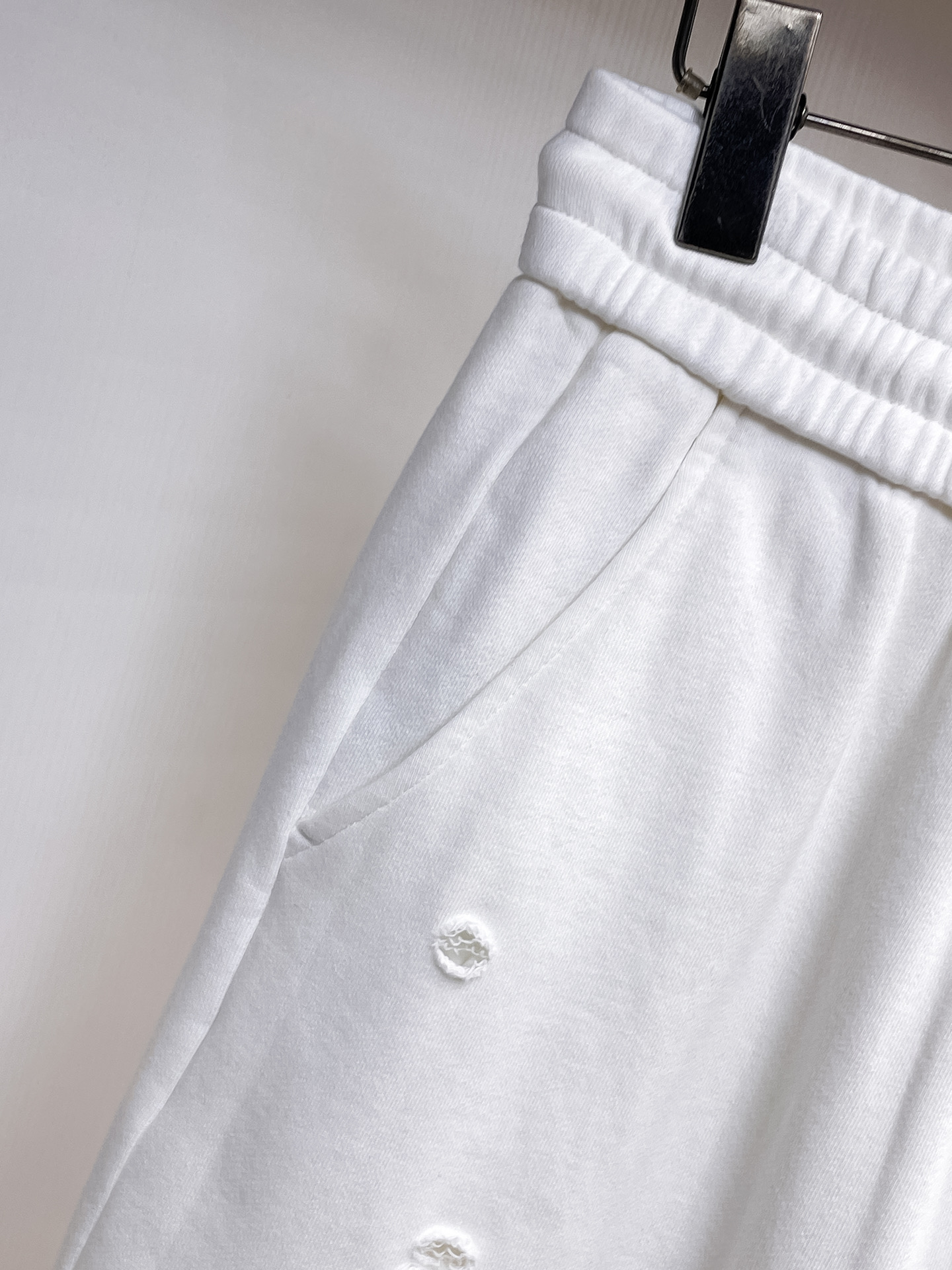 Balenciaga A貨男士運動短褲純白破壞設計寬鬆休閒五分褲夏季款| 10 Balenciaga A貨男士運動短褲純白破壞設計寬鬆休閒五分褲夏季款