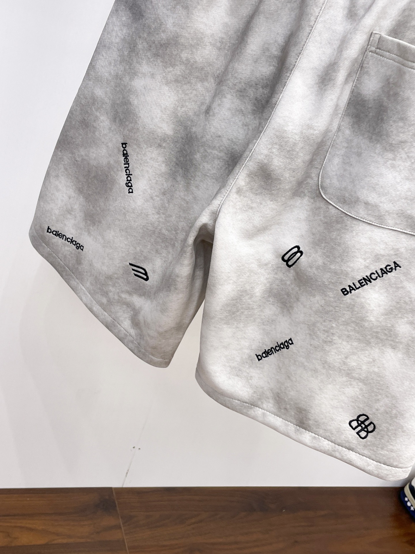 Balenciaga一比一男士運動短褲灰色拼接設計寬鬆休閒五分褲潮流款| 7 Balenciaga一比一男士運動短褲灰色拼接設計寬鬆休閒五分褲潮流款