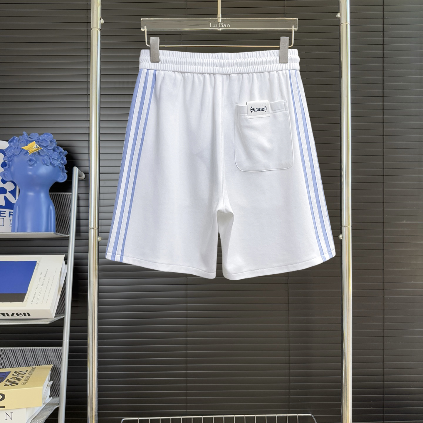 Balenciaga高仿男士運動短褲白色藍條設計寬鬆休閒五分褲運動風| 14 Balenciaga高仿男士運動短褲白色藍條設計寬鬆休閒五分褲運動風