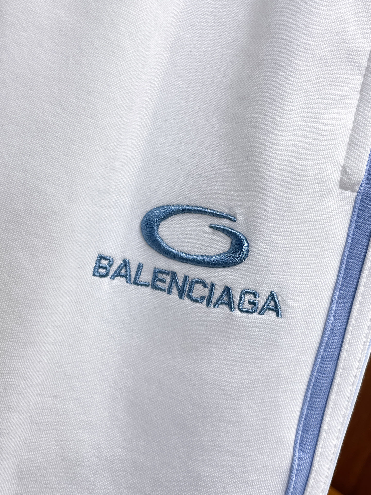 Balenciaga高仿男士運動短褲白色藍條設計寬鬆休閒五分褲運動風| 12 Balenciaga高仿男士運動短褲白色藍條設計寬鬆休閒五分褲運動風