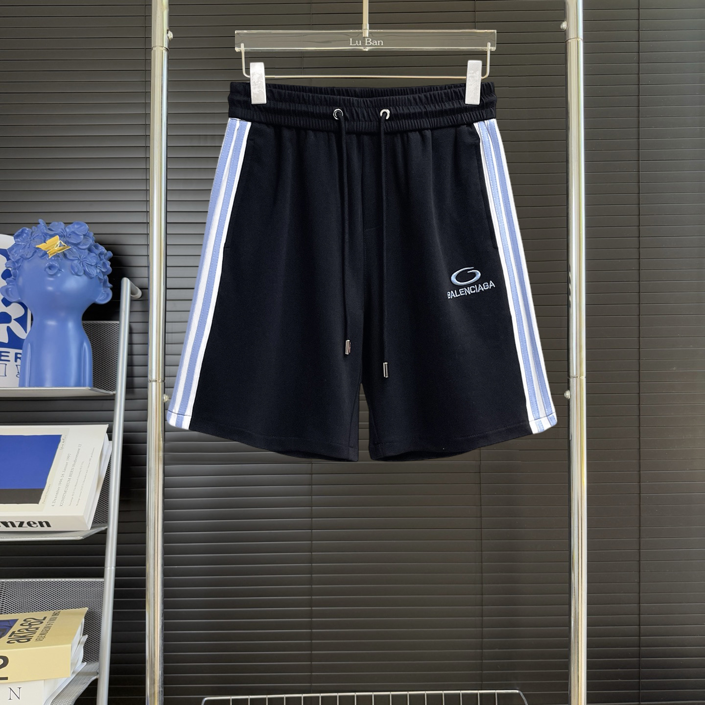 Balenciaga 高仿運動短褲 男款側邊藍條寬鬆休閒五分褲| 3 Balenciaga 高仿運動短褲 男款側邊藍條寬鬆休閒五分褲