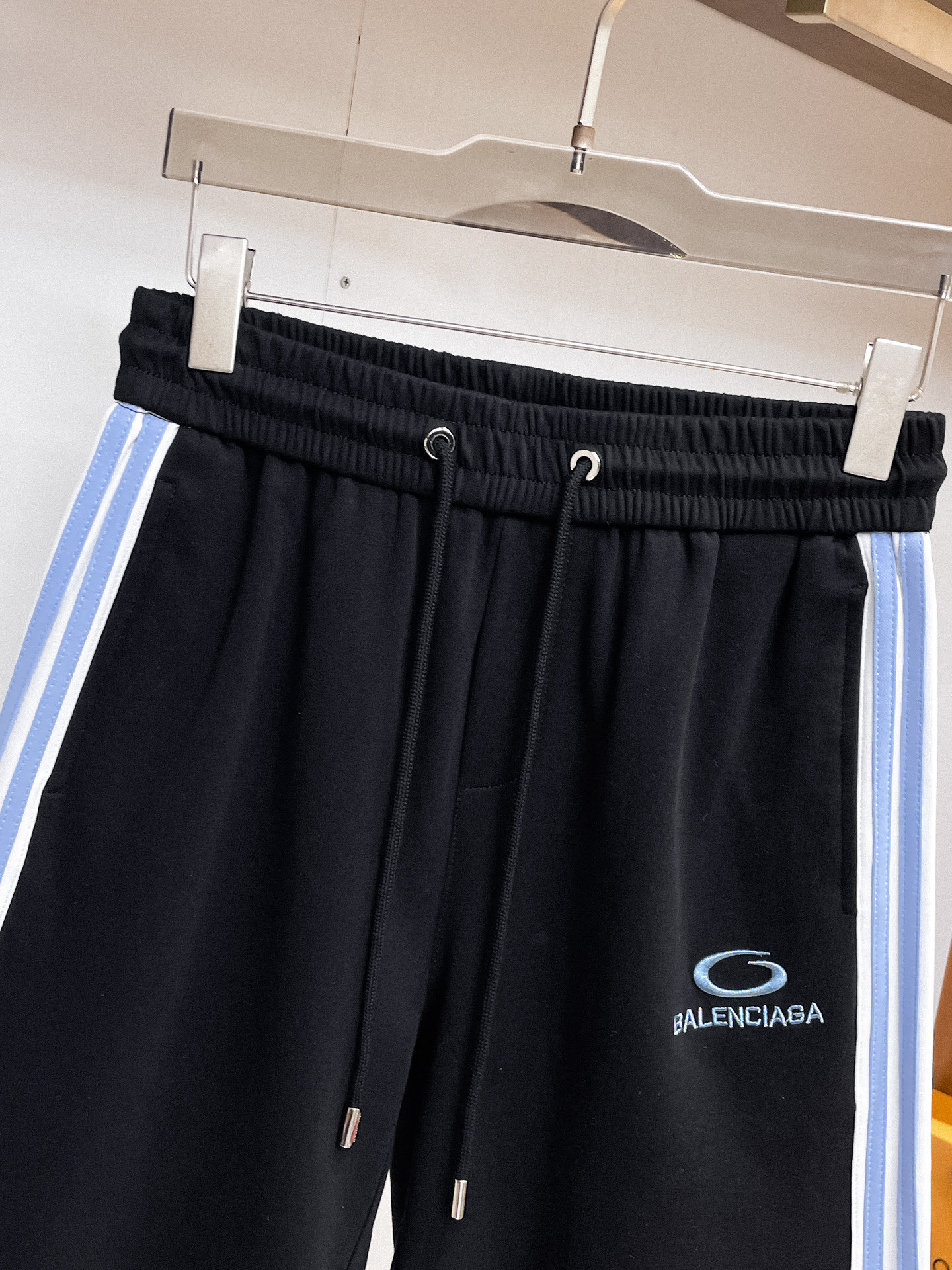 Balenciaga 高仿運動短褲 男款側邊藍條寬鬆休閒五分褲| 13 Balenciaga 高仿運動短褲 男款側邊藍條寬鬆休閒五分褲