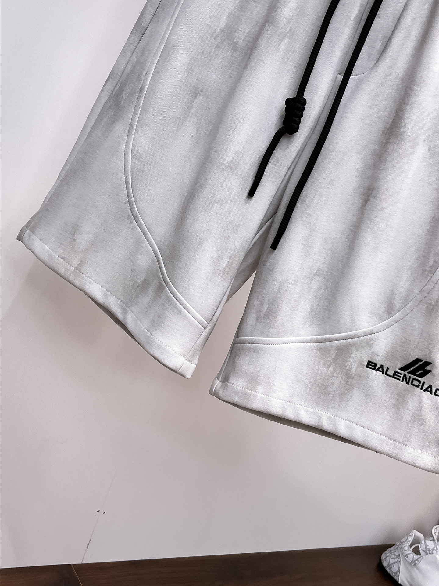 Balenciaga 高仿短褲 男款白色簡約運動寬鬆五分褲| 12 Balenciaga 高仿短褲 男款白色簡約運動寬鬆五分褲