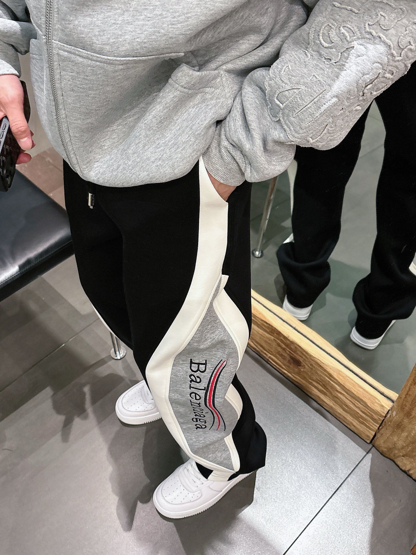 Balenciaga 高仿運動長褲 男款黑灰拼接側條寬鬆休閒褲| 18 Balenciaga 高仿運動長褲 男款黑灰拼接側條寬鬆休閒褲