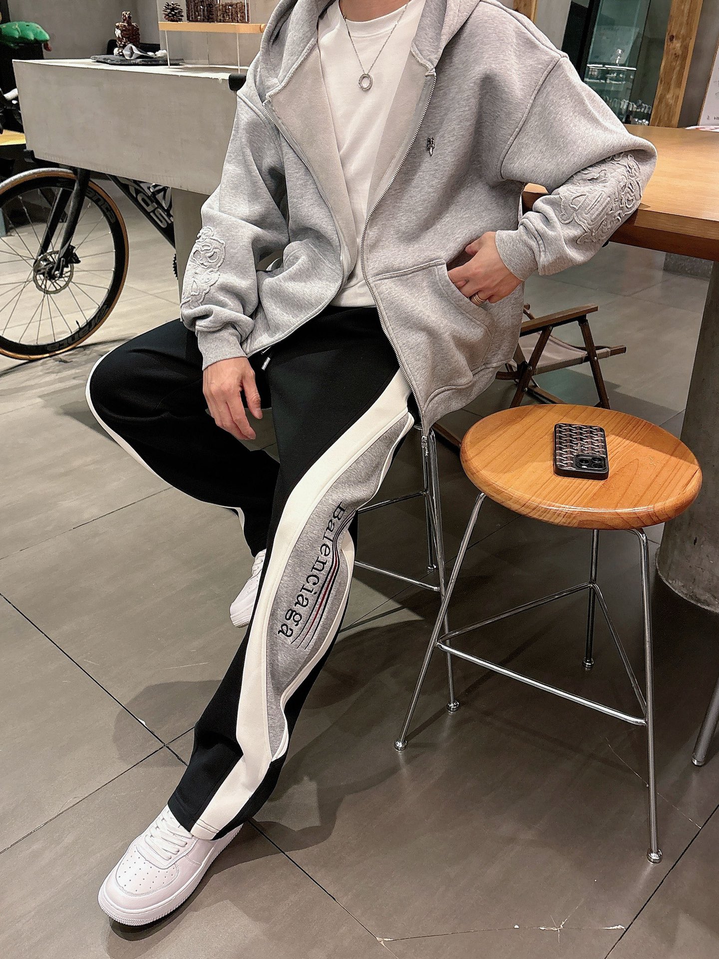 Balenciaga 高仿運動長褲 男款黑灰拼接側條寬鬆休閒褲| 17 Balenciaga 高仿運動長褲 男款黑灰拼接側條寬鬆休閒褲