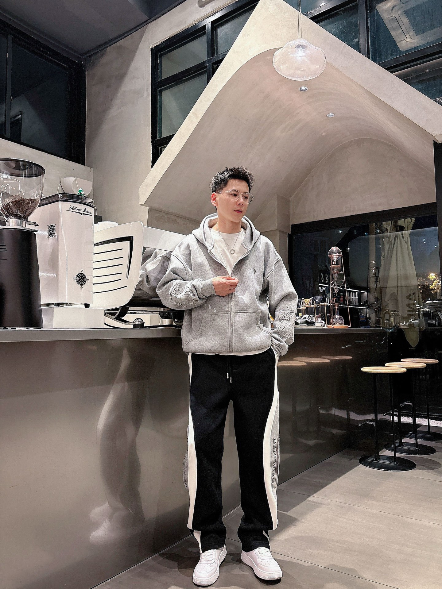Balenciaga 高仿運動長褲 男款黑灰拼接側條寬鬆休閒褲| 16 Balenciaga 高仿運動長褲 男款黑灰拼接側條寬鬆休閒褲