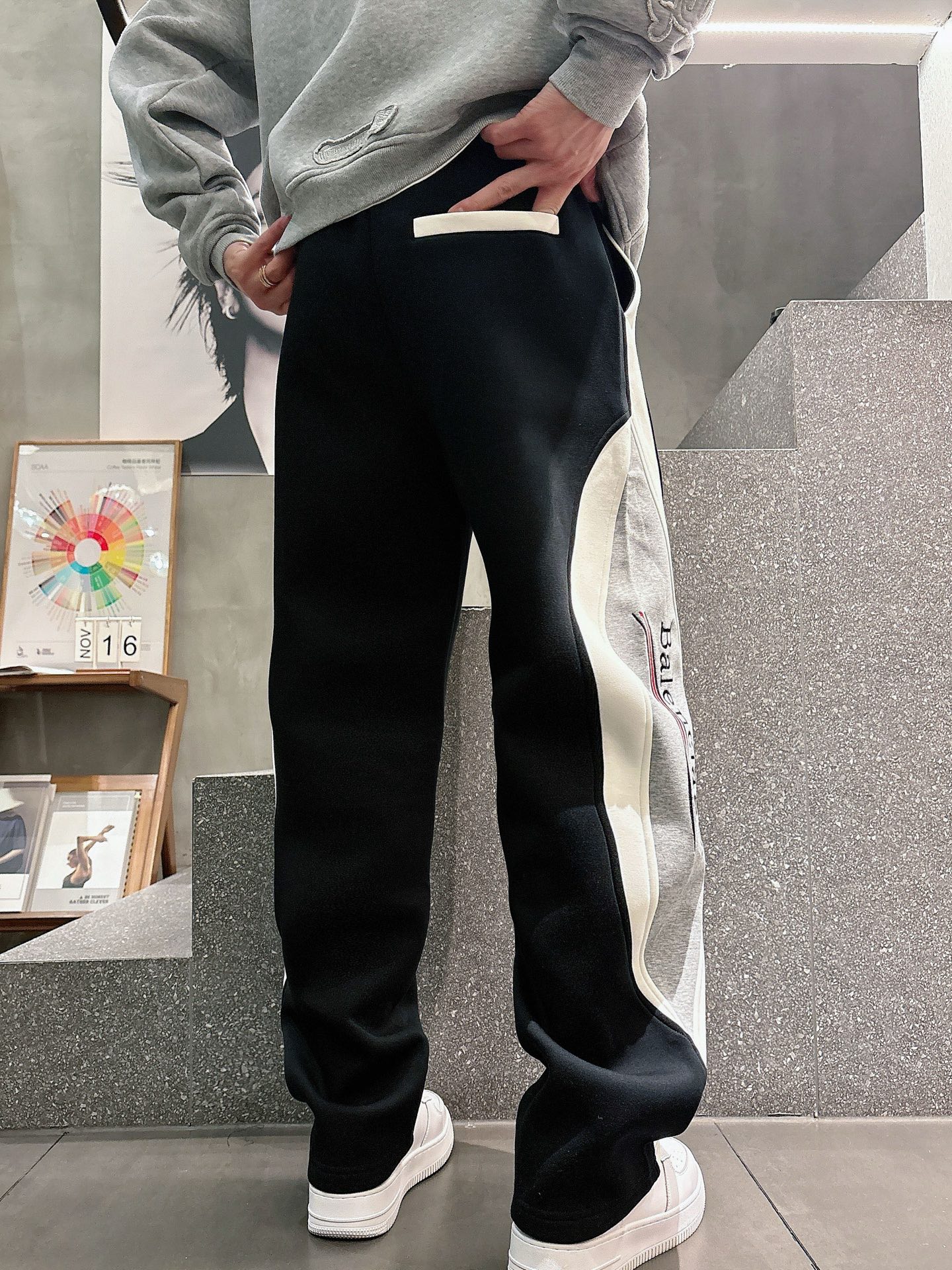 Balenciaga 高仿運動長褲 男款黑灰拼接側條寬鬆休閒褲| 12 Balenciaga 高仿運動長褲 男款黑灰拼接側條寬鬆休閒褲