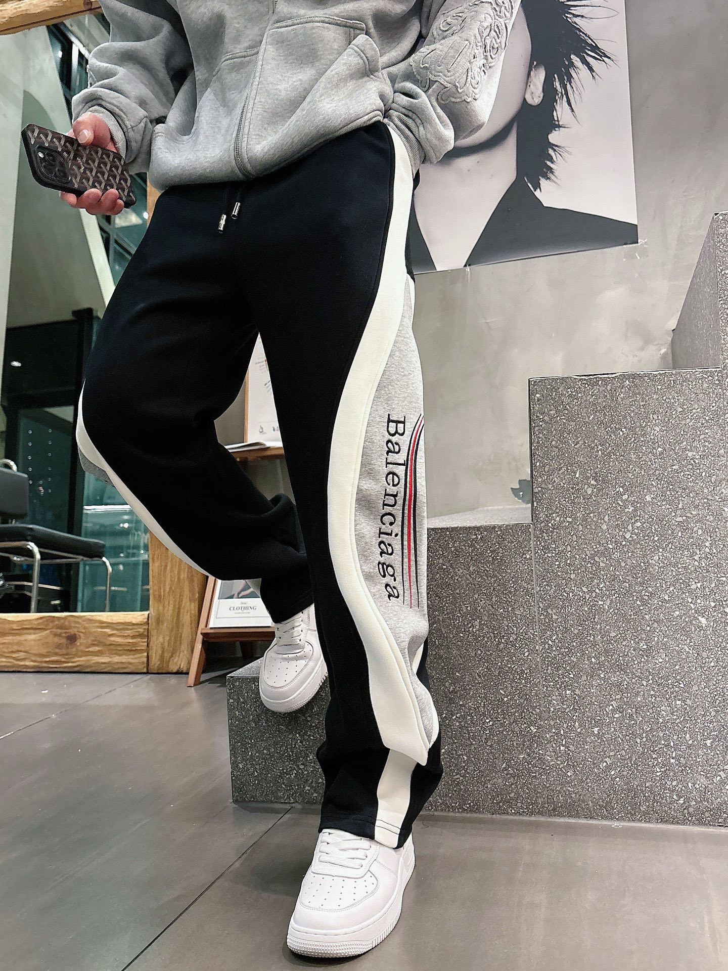 Balenciaga 高仿運動長褲 男款黑灰拼接側條寬鬆休閒褲| 11 Balenciaga 高仿運動長褲 男款黑灰拼接側條寬鬆休閒褲