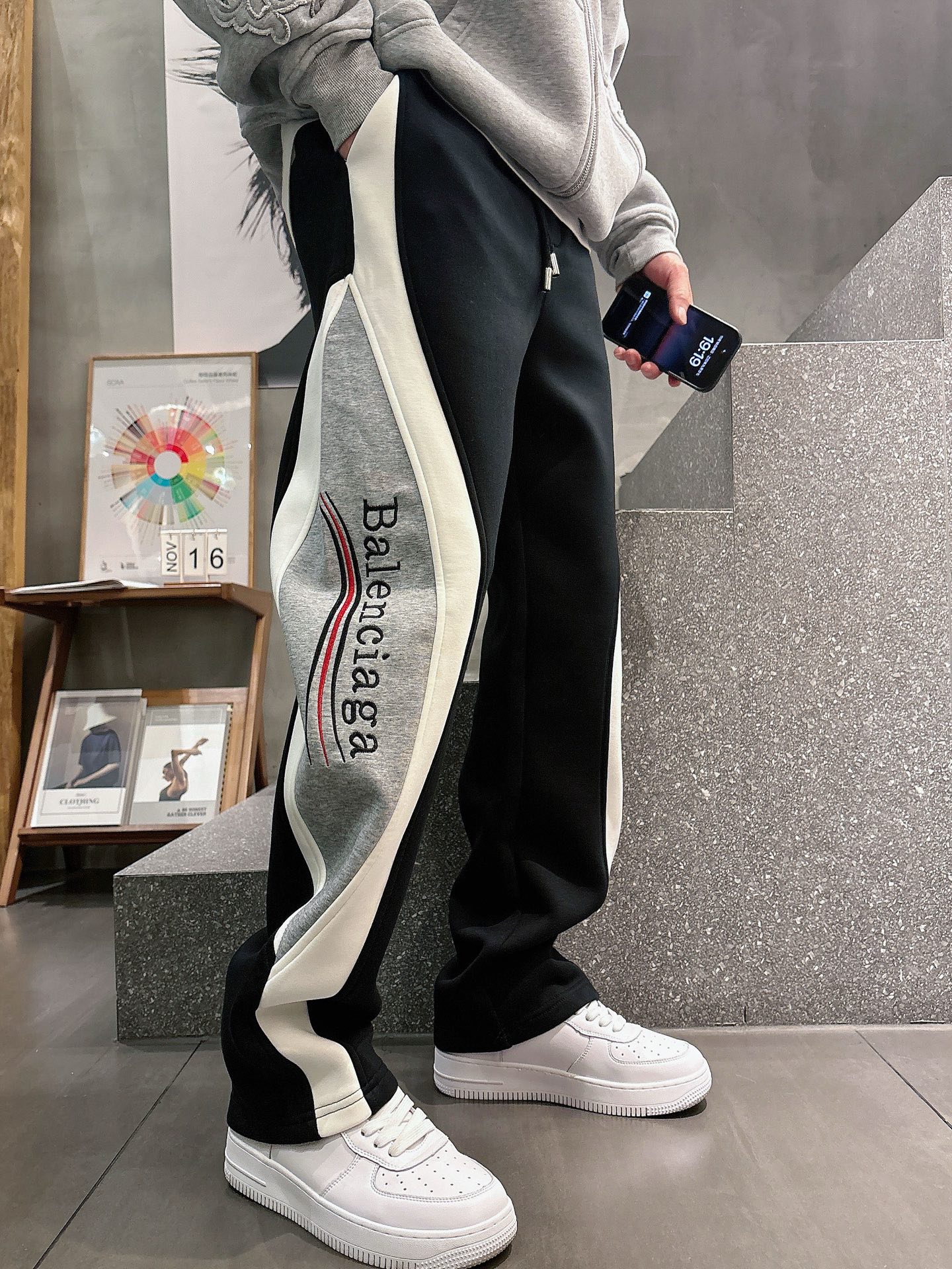 Balenciaga 高仿運動長褲 男款黑灰拼接側條寬鬆休閒褲| 10 Balenciaga 高仿運動長褲 男款黑灰拼接側條寬鬆休閒褲