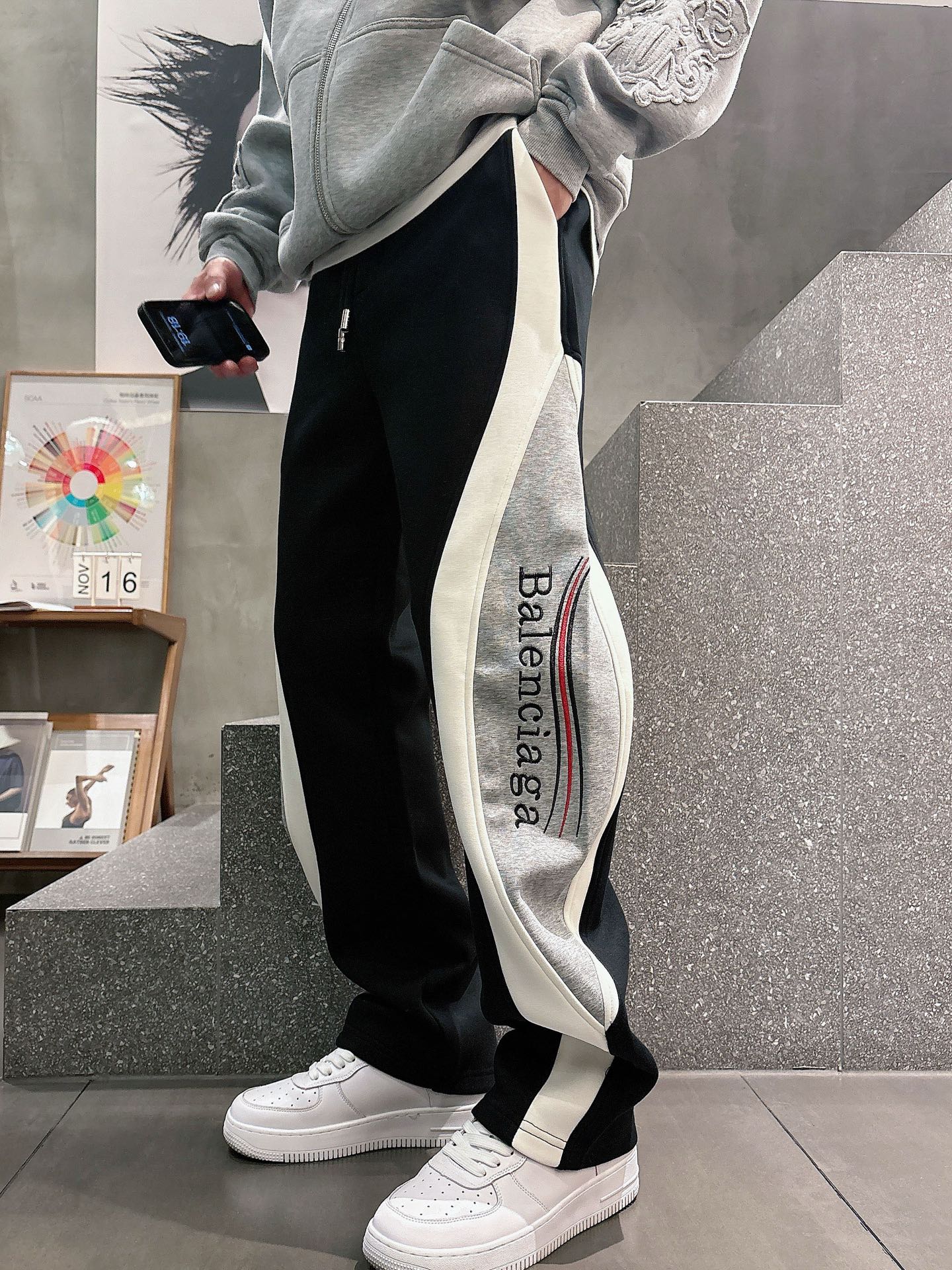 Balenciaga 高仿運動長褲 男款黑灰拼接側條寬鬆休閒褲| 8 Balenciaga 高仿運動長褲 男款黑灰拼接側條寬鬆休閒褲