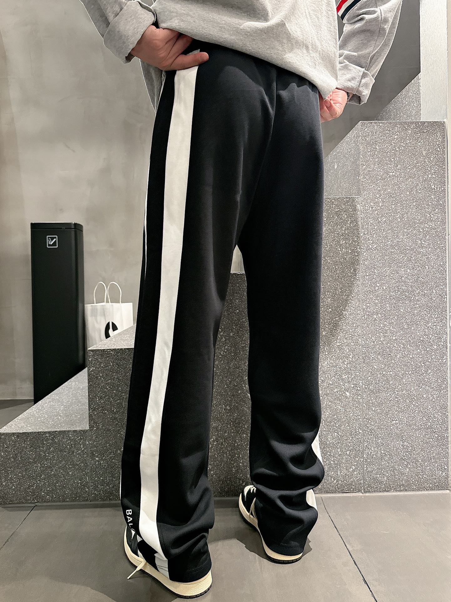 Balenciaga A貨運動長褲 男款黑白側條寬鬆休閒褲| 14 Balenciaga A貨運動長褲 男款黑白側條寬鬆休閒褲