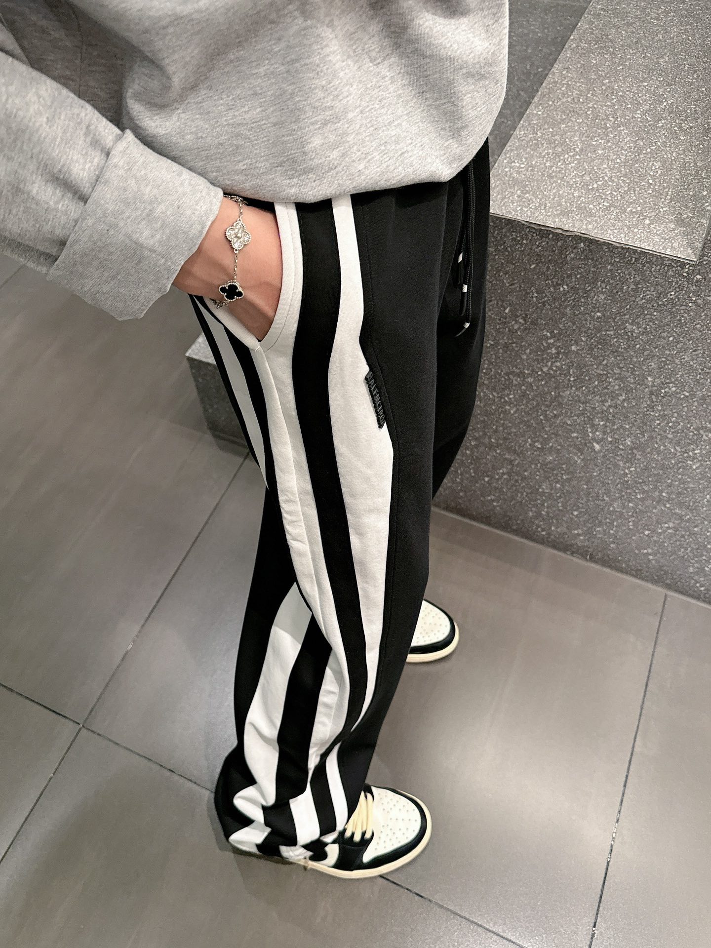 Balenciaga A貨運動長褲 男款黑白側條寬鬆休閒褲| 13 Balenciaga A貨運動長褲 男款黑白側條寬鬆休閒褲