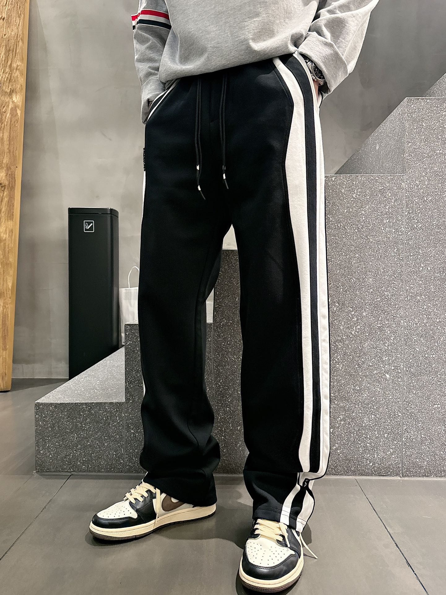 Balenciaga A貨運動長褲 男款黑白側條寬鬆休閒褲| 12 Balenciaga A貨運動長褲 男款黑白側條寬鬆休閒褲