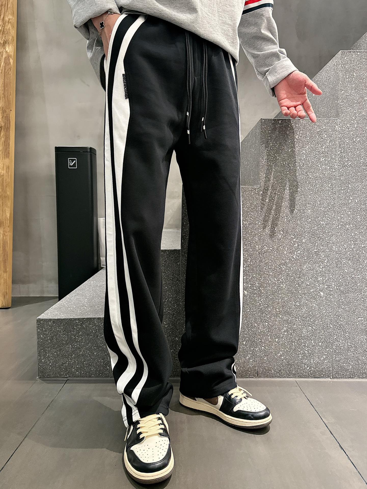 Balenciaga A貨運動長褲 男款黑白側條寬鬆休閒褲| 11 Balenciaga A貨運動長褲 男款黑白側條寬鬆休閒褲