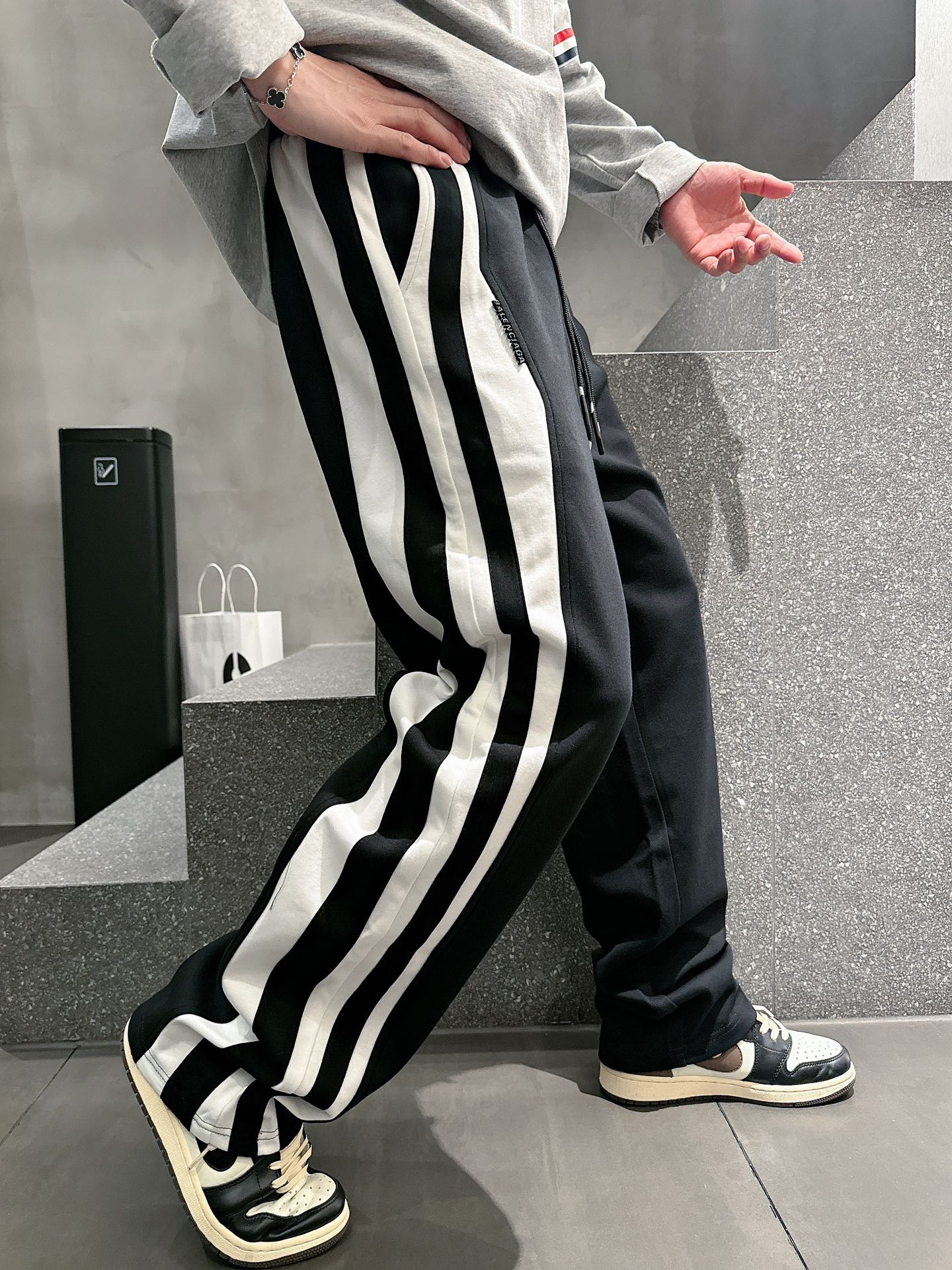 Balenciaga A貨運動長褲 男款黑白側條寬鬆休閒褲| 10 Balenciaga A貨運動長褲 男款黑白側條寬鬆休閒褲