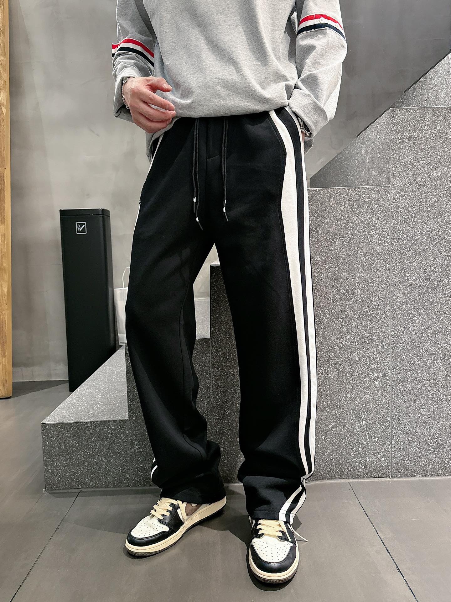 Balenciaga A貨運動長褲 男款黑白側條寬鬆休閒褲| 9 Balenciaga A貨運動長褲 男款黑白側條寬鬆休閒褲
