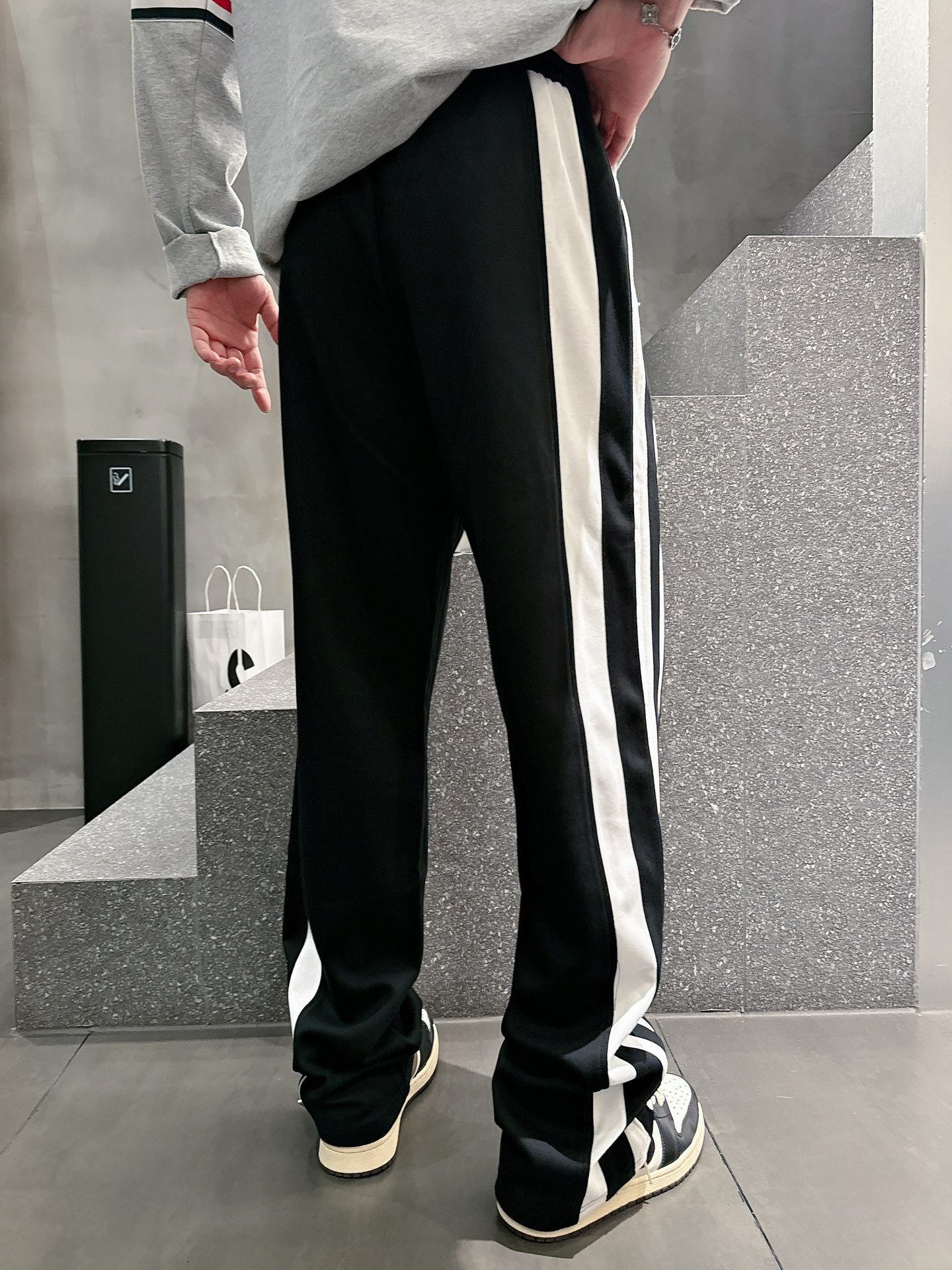 Balenciaga A貨運動長褲 男款黑白側條寬鬆休閒褲| 8 Balenciaga A貨運動長褲 男款黑白側條寬鬆休閒褲