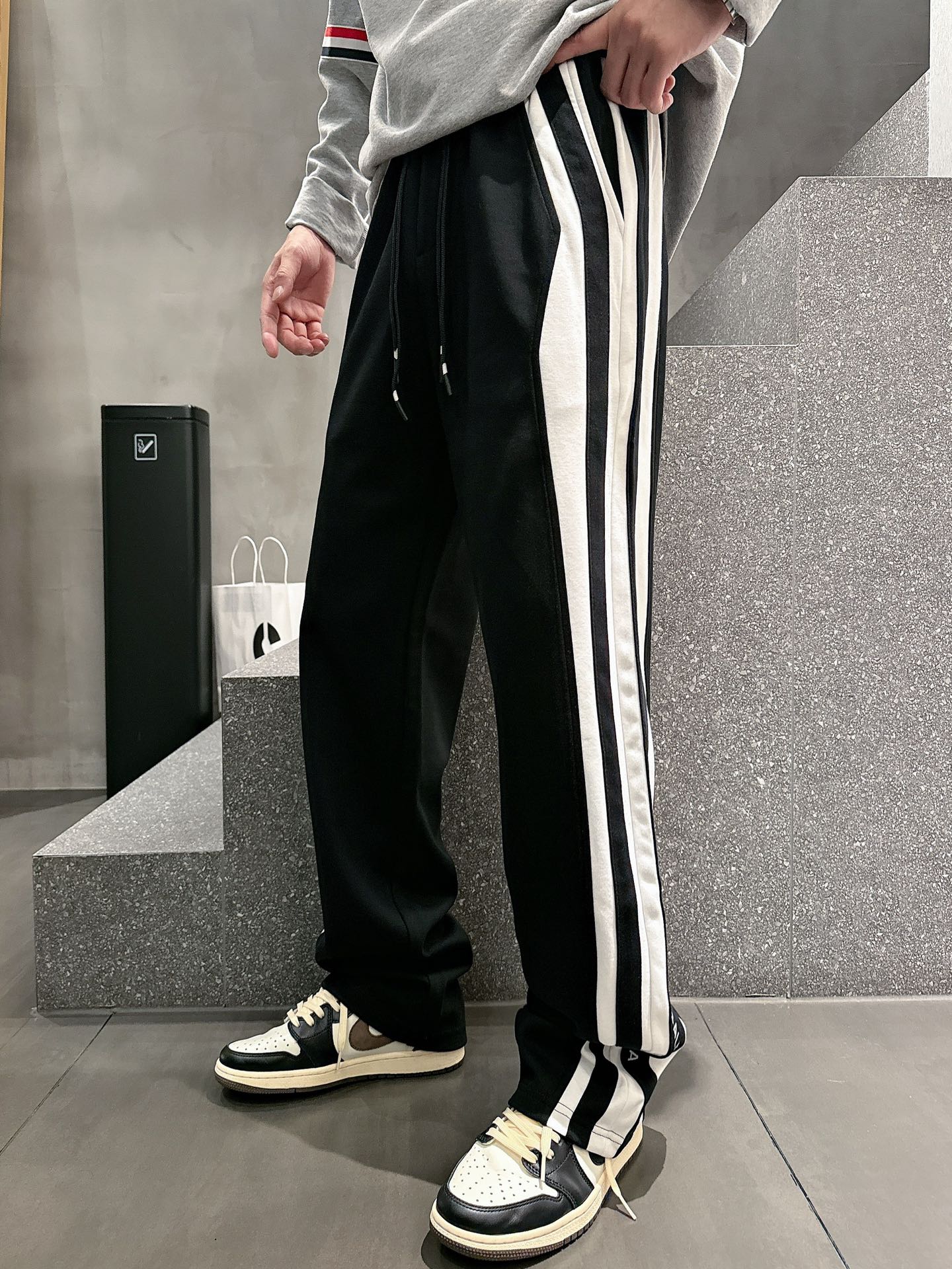 Balenciaga A貨運動長褲 男款黑白側條寬鬆休閒褲| 7 Balenciaga A貨運動長褲 男款黑白側條寬鬆休閒褲