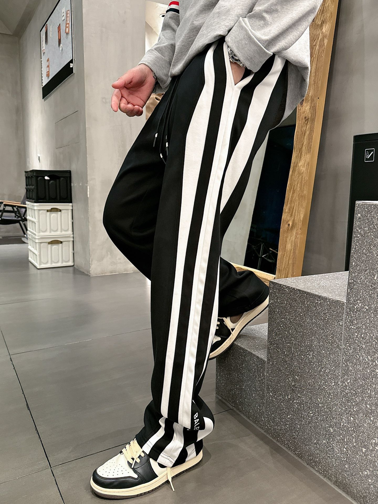 Balenciaga A貨運動長褲 男款黑白側條寬鬆休閒褲| 6 Balenciaga A貨運動長褲 男款黑白側條寬鬆休閒褲