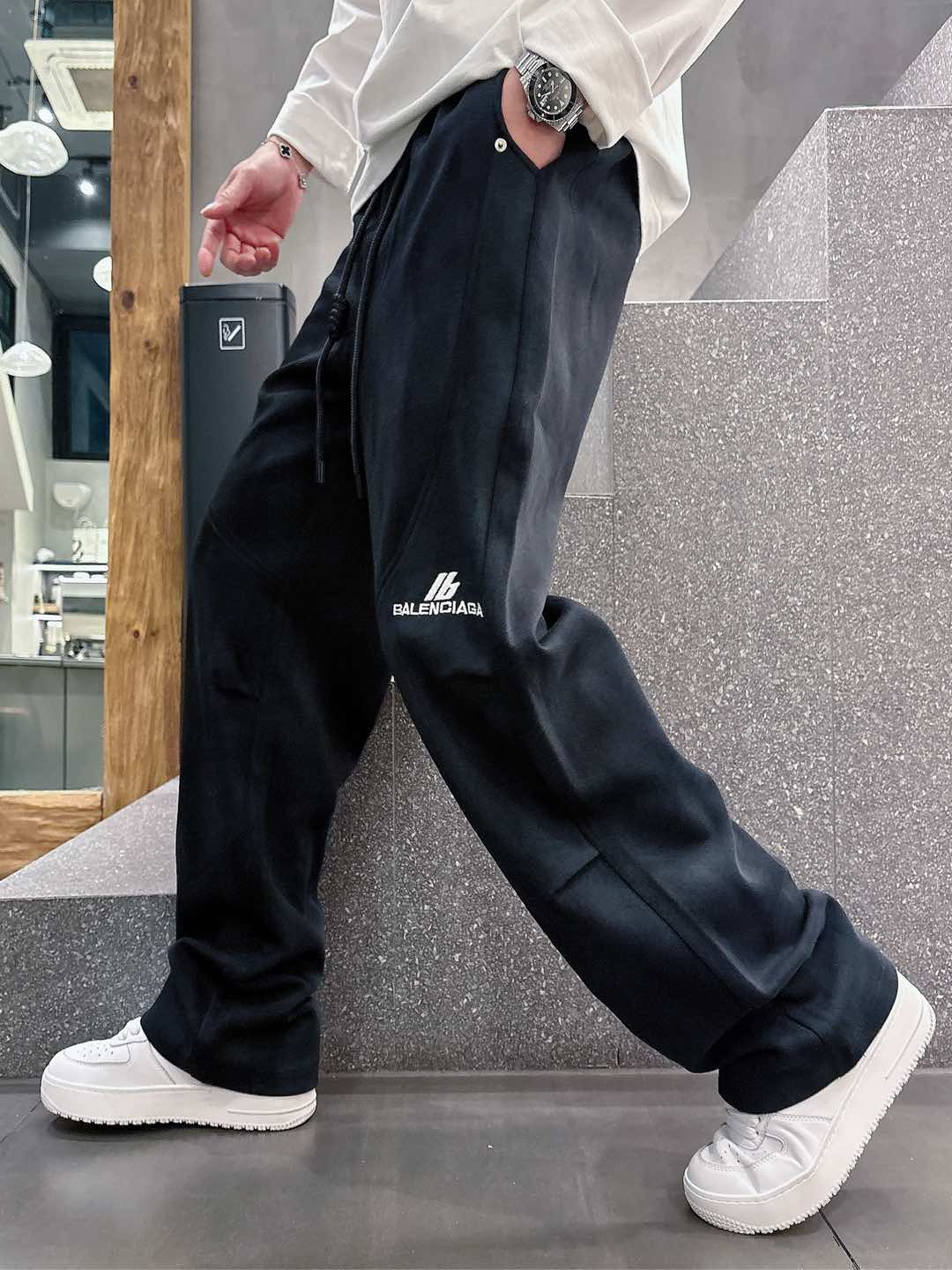 Balenciaga 高仿運動長褲 男款黑色簡約LOGO寬鬆休閒褲| 3 Balenciaga 高仿運動長褲 男款黑色簡約LOGO寬鬆休閒褲