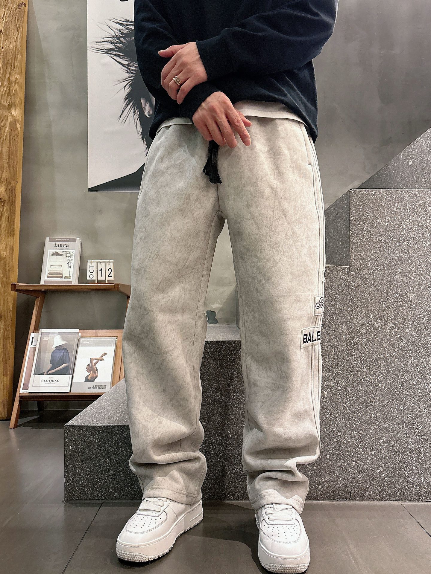 Balenciaga A貨運動長褲 男款黑色多標貼布寬鬆休閒褲| 6 Balenciaga A貨運動長褲 男款黑色多標貼布寬鬆休閒褲
