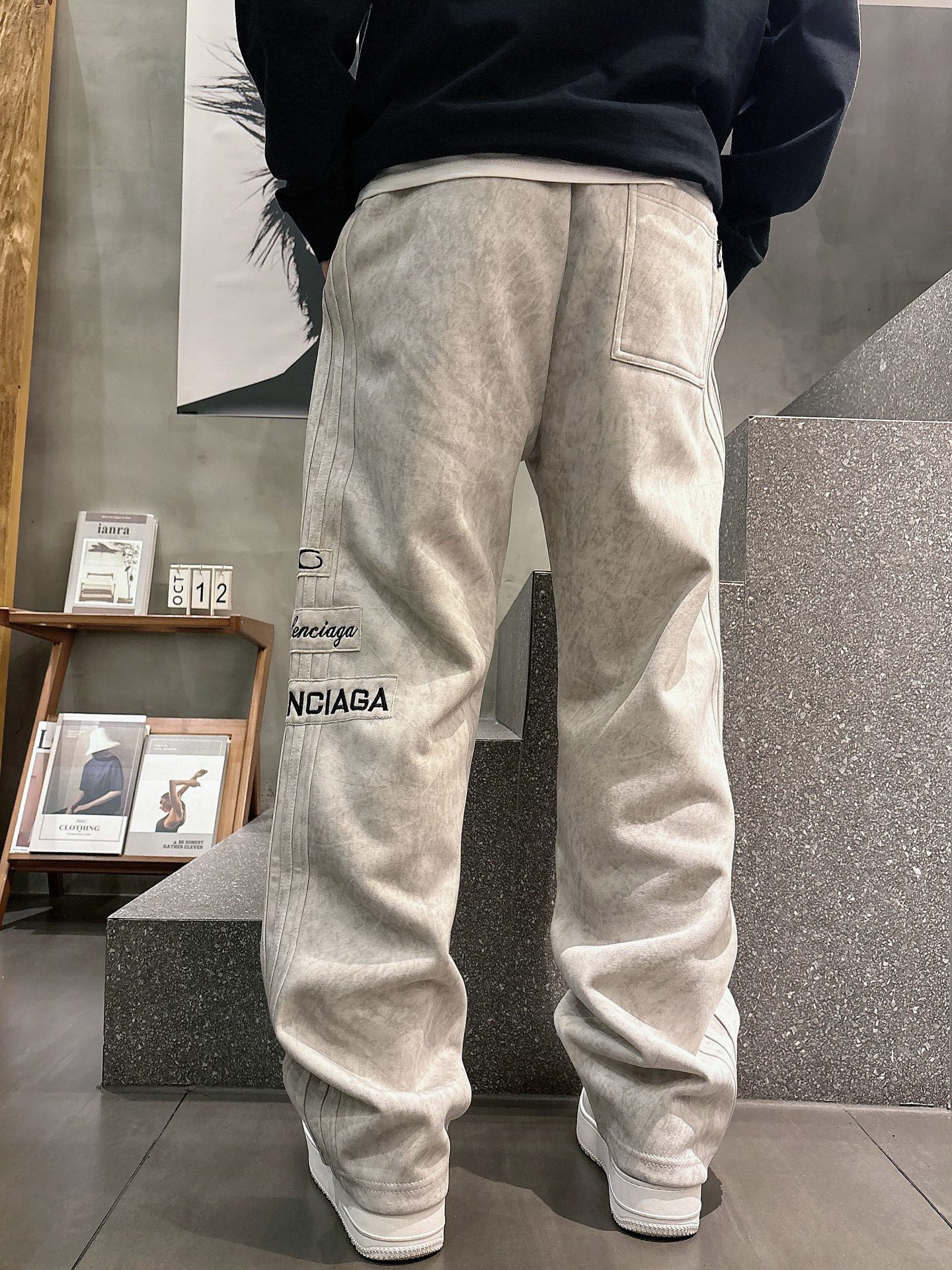 Balenciaga A貨運動長褲 男款黑色多標貼布寬鬆休閒褲| 12 Balenciaga A貨運動長褲 男款黑色多標貼布寬鬆休閒褲