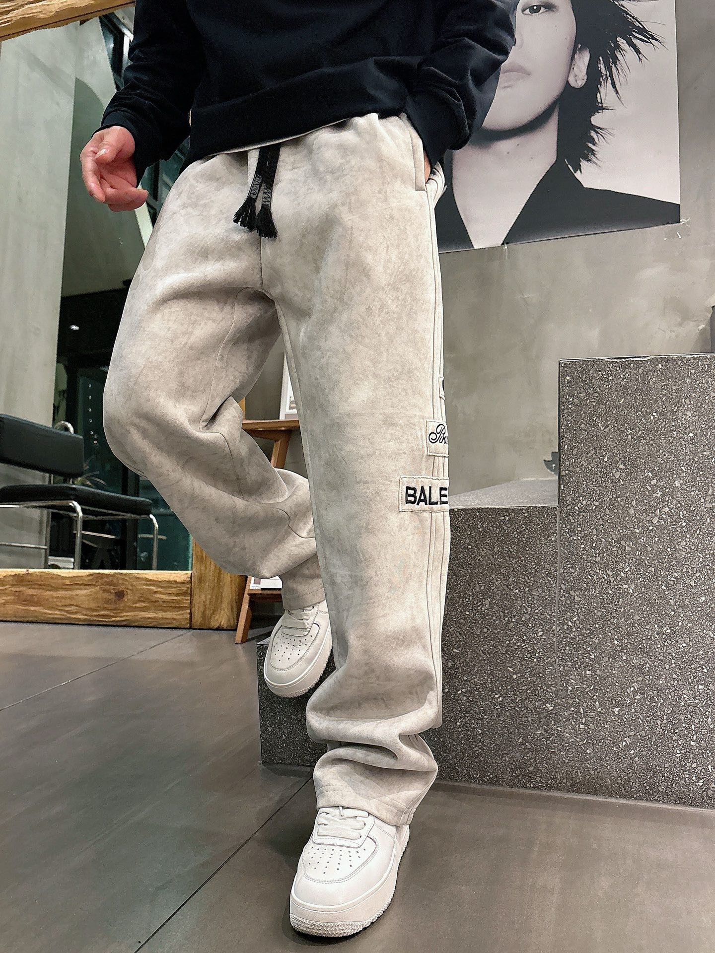 Balenciaga A貨運動長褲 男款黑色多標貼布寬鬆休閒褲| 11 Balenciaga A貨運動長褲 男款黑色多標貼布寬鬆休閒褲