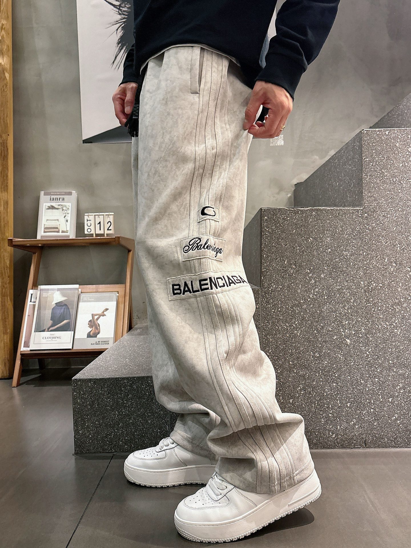 Balenciaga A貨運動長褲 男款黑色多標貼布寬鬆休閒褲| 3 Balenciaga A貨運動長褲 男款黑色多標貼布寬鬆休閒褲