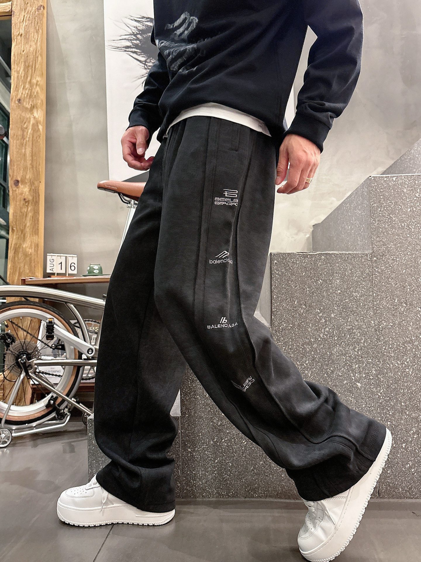 Balenciaga一比一休閒長褲男士款黑色直筒寬鬆運動褲字母刺繡款