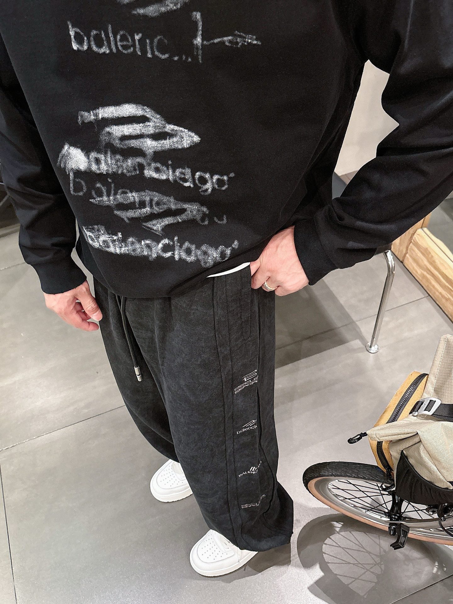Balenciaga一比一休閒長褲男士款黑色直筒寬鬆運動褲字母刺繡款| 17 Balenciaga一比一休閒長褲男士款黑色直筒寬鬆運動褲字母刺繡款