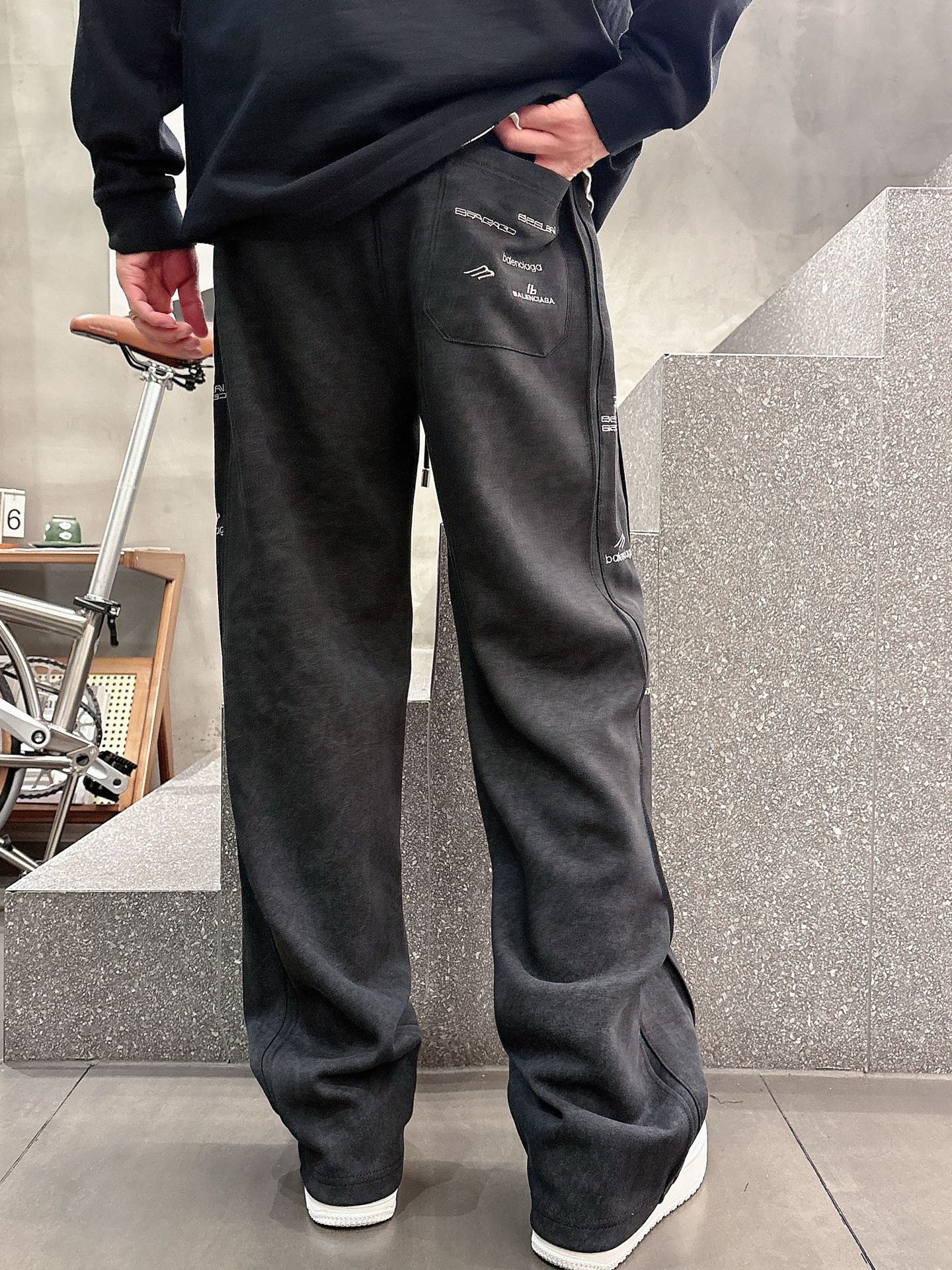 Balenciaga一比一休閒長褲男士款黑色直筒寬鬆運動褲字母刺繡款| 10 Balenciaga一比一休閒長褲男士款黑色直筒寬鬆運動褲字母刺繡款