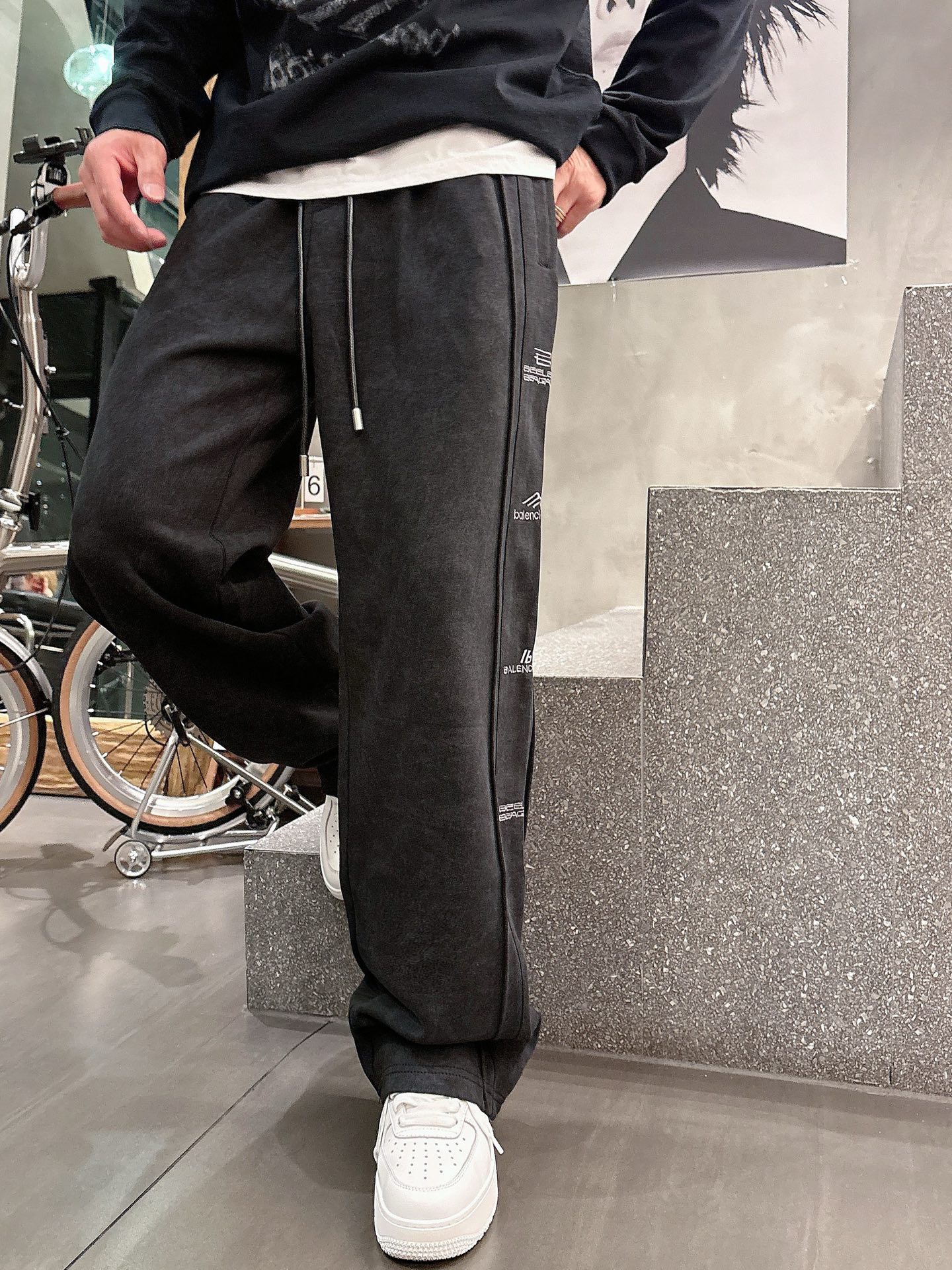 Balenciaga一比一休閒長褲男士款黑色直筒寬鬆運動褲字母刺繡款| 9 Balenciaga一比一休閒長褲男士款黑色直筒寬鬆運動褲字母刺繡款