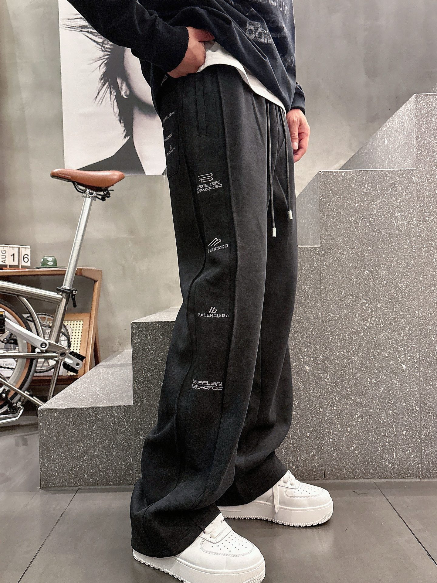 Balenciaga一比一休閒長褲男士款黑色直筒寬鬆運動褲字母刺繡款| 8 Balenciaga一比一休閒長褲男士款黑色直筒寬鬆運動褲字母刺繡款