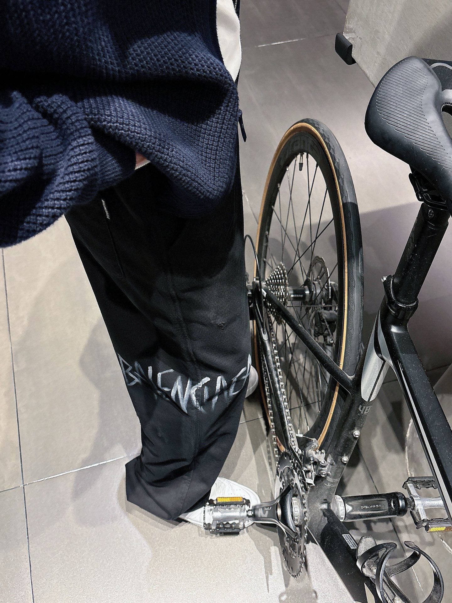 Balenciaga A貨休閒長褲男士款黑色塗鴉字母印花寬鬆直筒褲| 18 Balenciaga A貨休閒長褲男士款黑色塗鴉字母印花寬鬆直筒褲