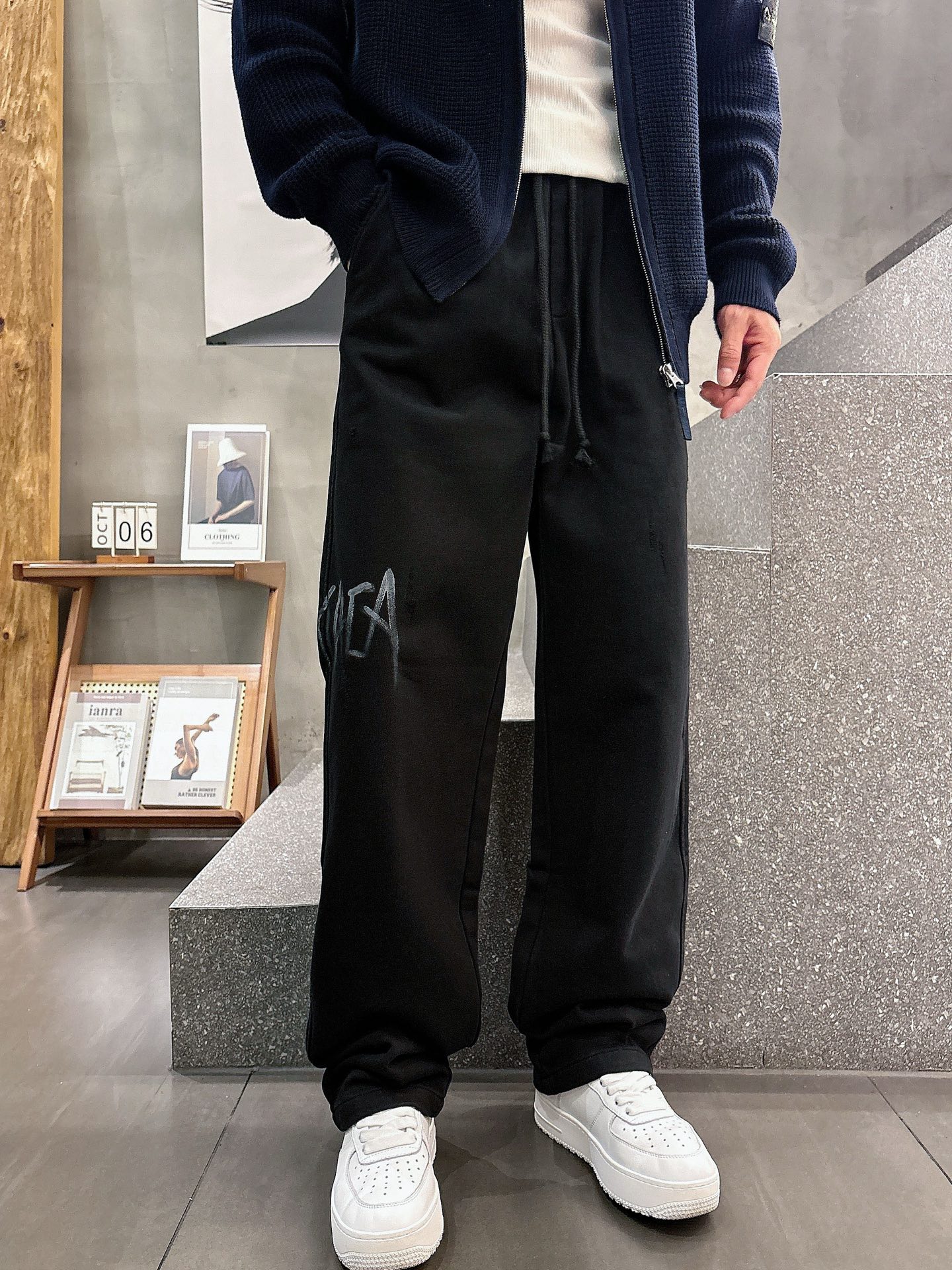 Balenciaga A貨休閒長褲男士款黑色塗鴉字母印花寬鬆直筒褲| 13 Balenciaga A貨休閒長褲男士款黑色塗鴉字母印花寬鬆直筒褲