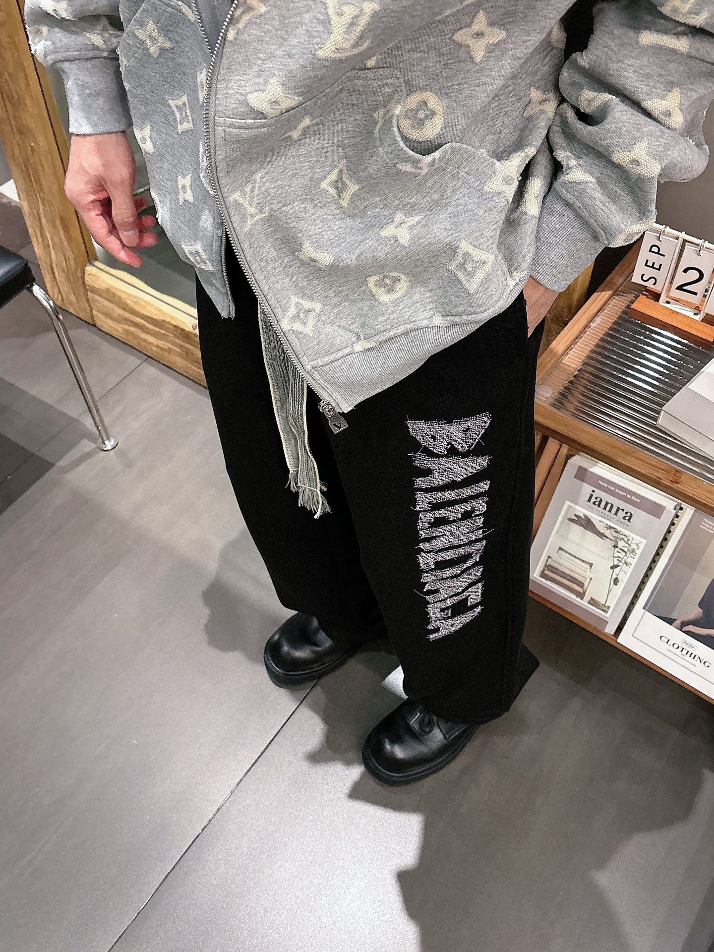 Balenciaga一比一休閒長褲男士款黑色字母刺繡寬鬆直筒運動褲| 17 Balenciaga一比一休閒長褲男士款黑色字母刺繡寬鬆直筒運動褲