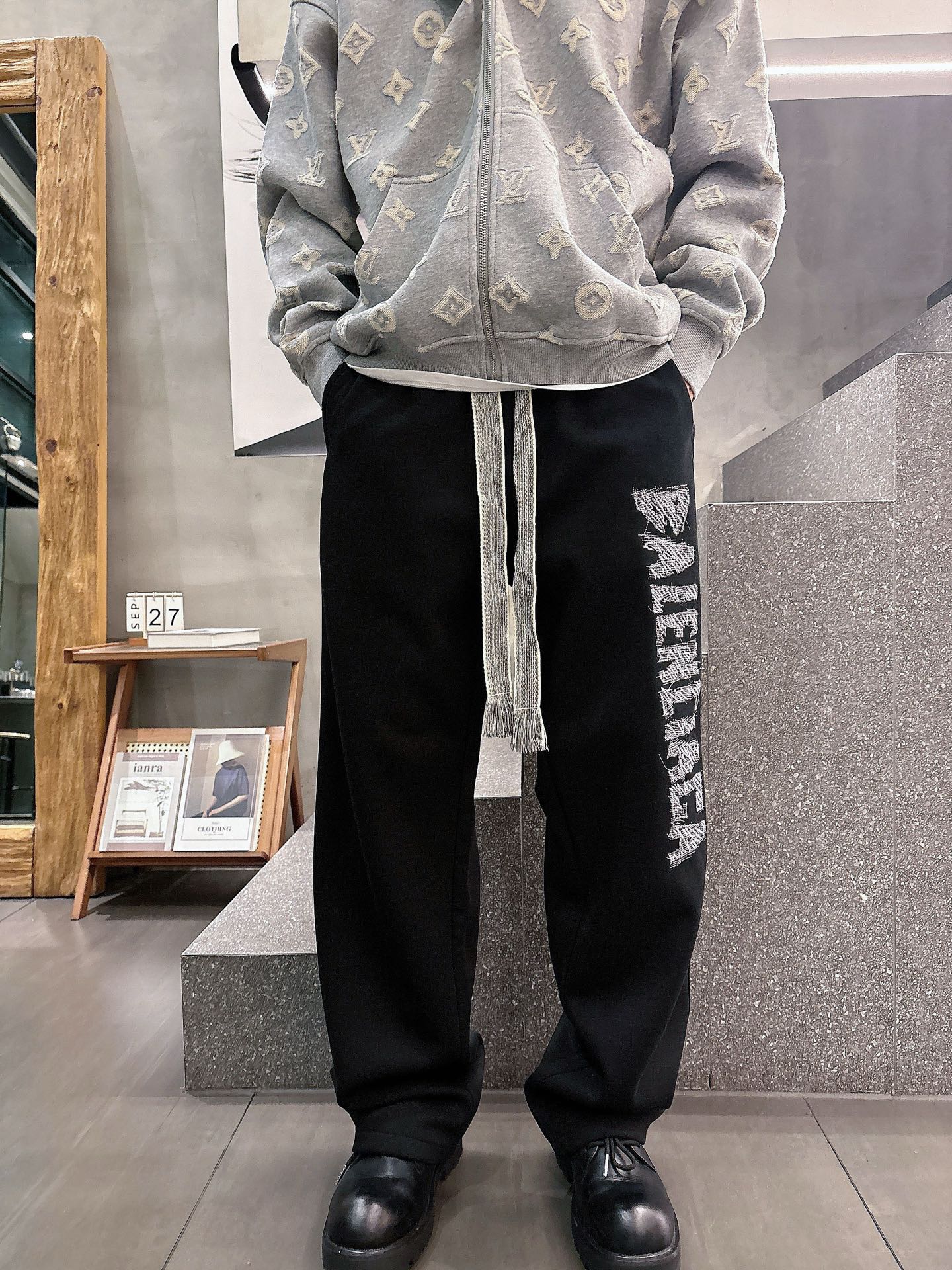 Balenciaga一比一休閒長褲男士款黑色字母刺繡寬鬆直筒運動褲| 8 Balenciaga一比一休閒長褲男士款黑色字母刺繡寬鬆直筒運動褲