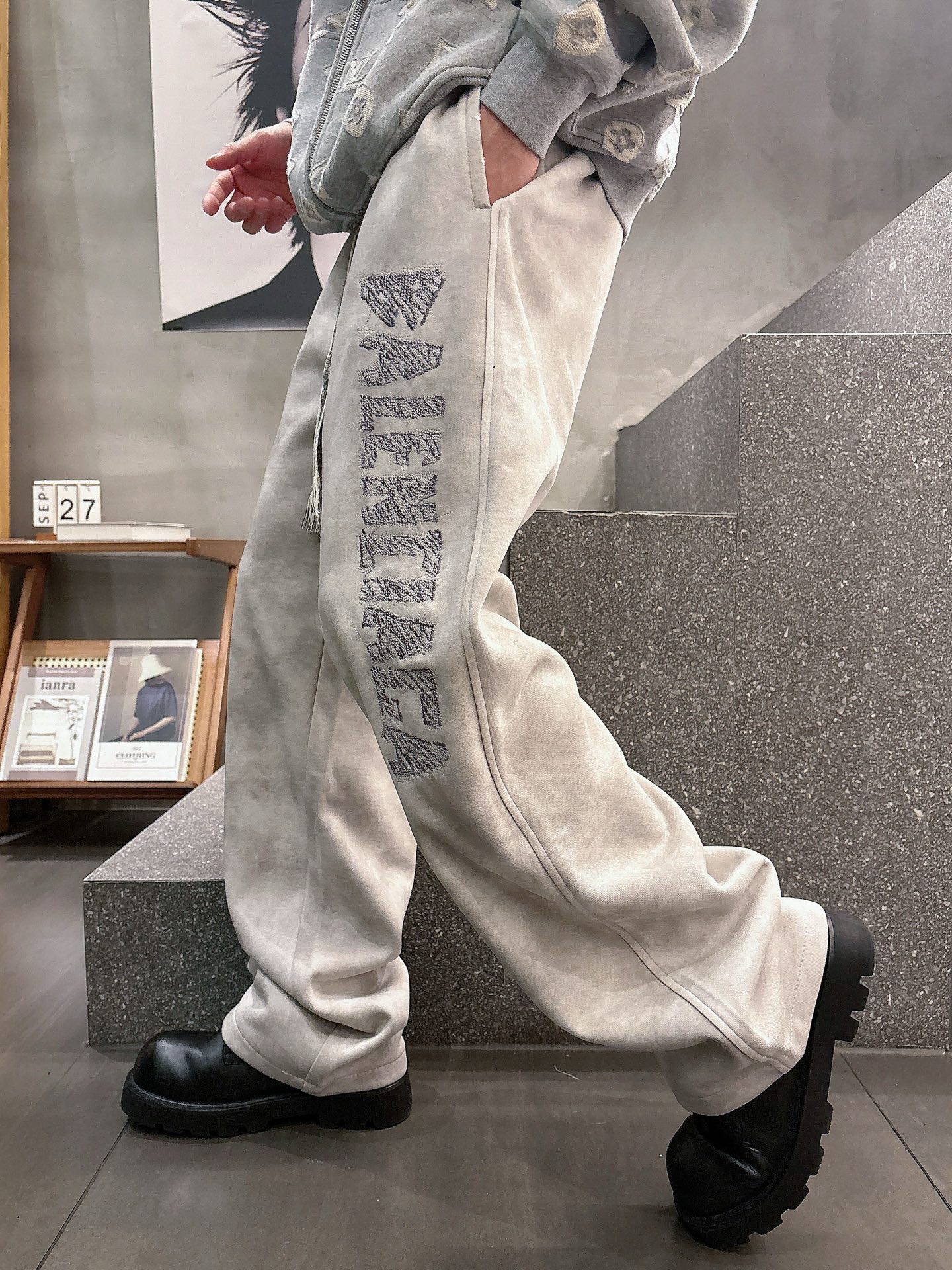 Balenciaga原單休閒長褲男士款米色寬鬆直筒褲街頭字母刺繡款