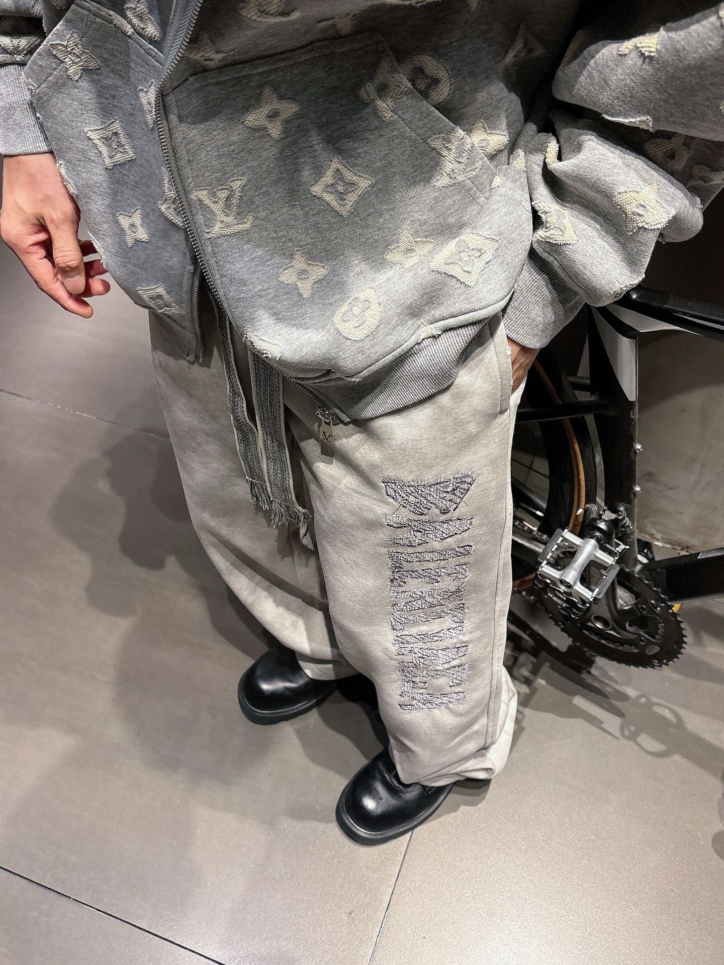 Balenciaga原單休閒長褲男士款米色寬鬆直筒褲街頭字母刺繡款| 17 Balenciaga原單休閒長褲男士款米色寬鬆直筒褲街頭字母刺繡款