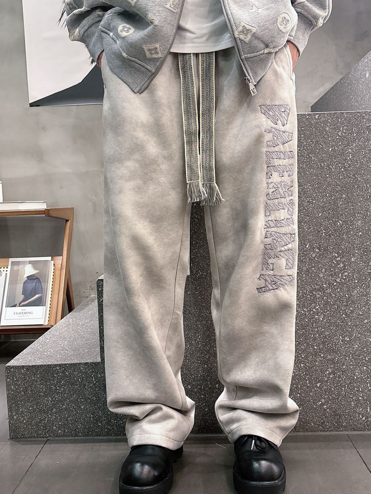 Balenciaga原單休閒長褲男士款米色寬鬆直筒褲街頭字母刺繡款| 7 Balenciaga原單休閒長褲男士款米色寬鬆直筒褲街頭字母刺繡款